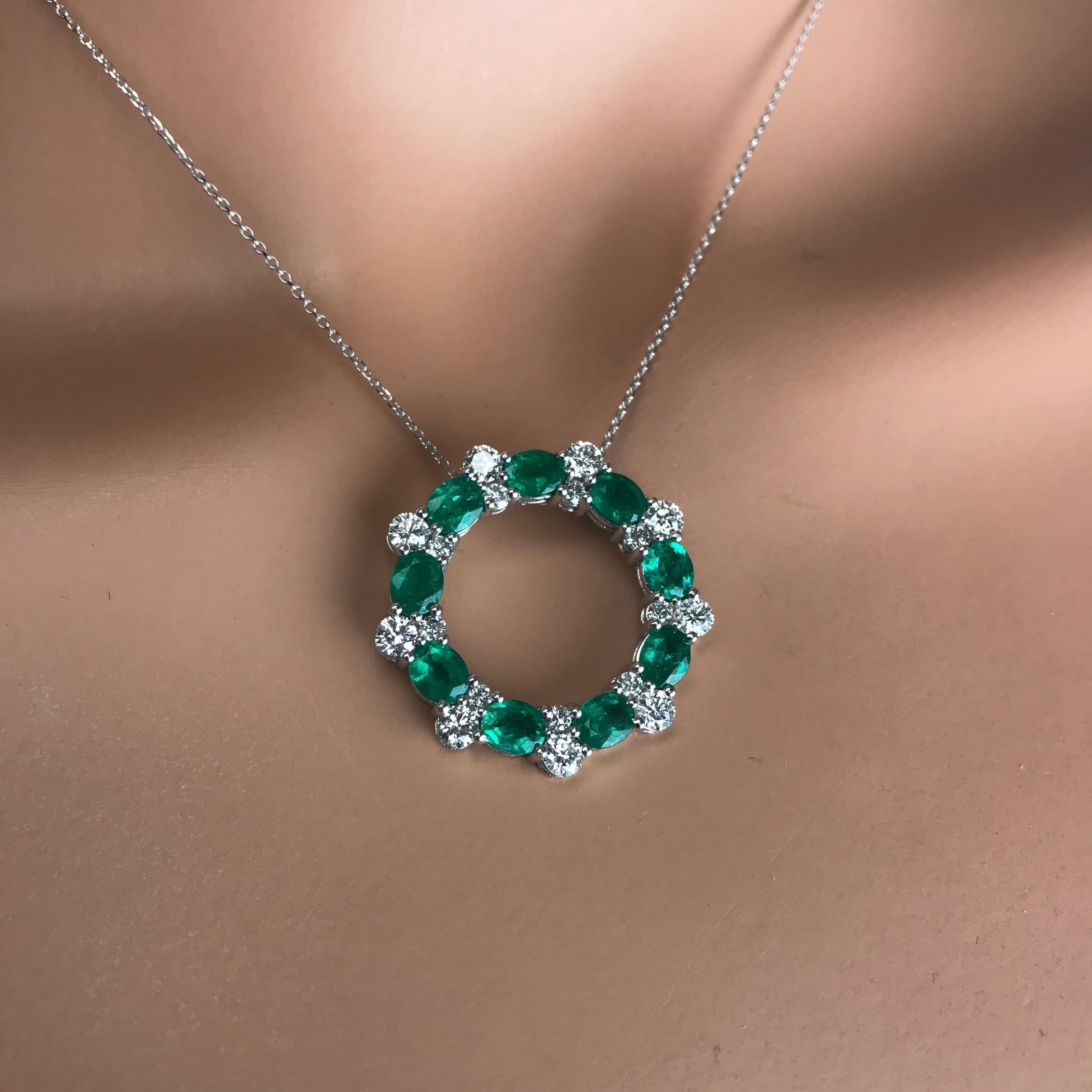 2.75 Carat Oval Cut Emerald and Diamond Circle Wreath Pendant in 18W ref1988 In New Condition For Sale In New York, NY