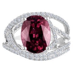 Bague à la mode en grenat framboise taille ovale de 4,14 carats sertie de diamants