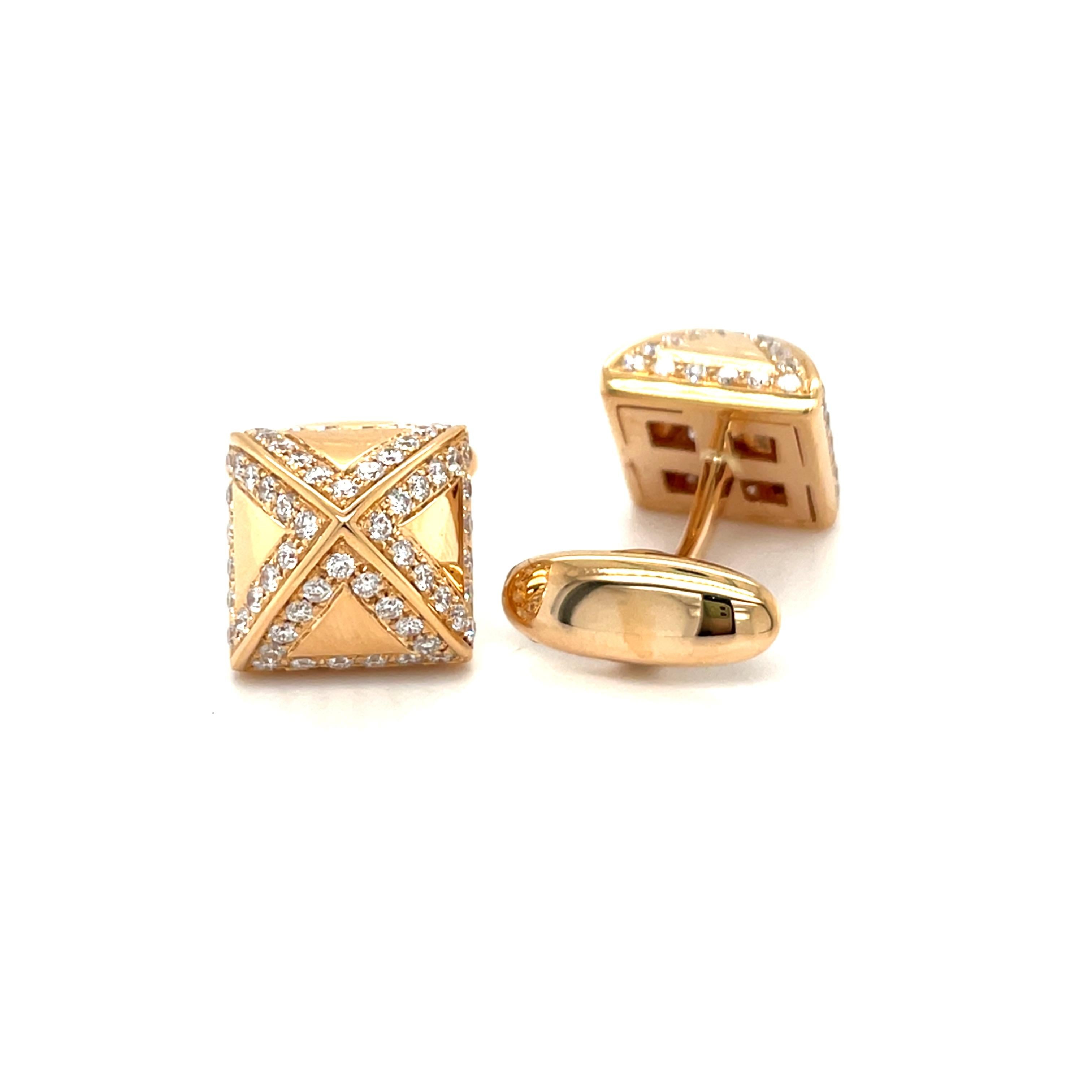Estos  Los gemelos de oro amarillo son de la Colección Masculina. Estos gemelos están decorados con diamantes G color VS claridad. La cantidad total de diamantes es de 1.58 quilates. Las dimensiones de los gemelos son 1,2 cm x 1,2 cm. Estos gemelos