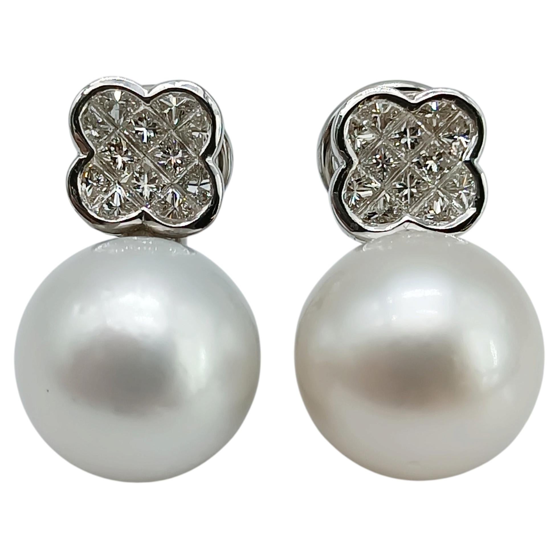 Orecchini pendenti a forma di trifoglio in oro bianco 18 carati con diamanti e perla australiana in vendita