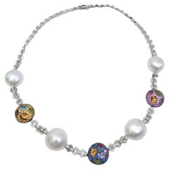 Diamrusa-Halskette aus Weißgold an einer Kette mit Diamanten.