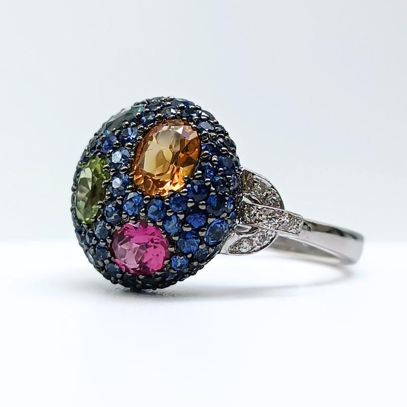 Diamrusa ring in white gold with sapphires and different stones In New Condition For Sale In BILBAO, ES