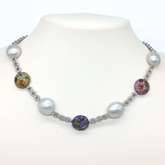 Diamrusa-Halskette aus Weißgold an einer Kette mit Diamanten.