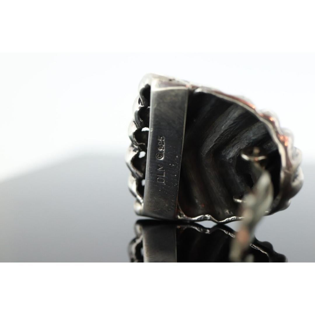 Vintage

Materiali: Oro, Argento, Pietra

Un raro pezzo modernista di Dian Malouf

design a scudo in argento Sterling pesantemente turbinato.

Design/One con clip senza piercing

Condit: Presenta un'usura poco o nulla visibile.

Dettagli:
21,9