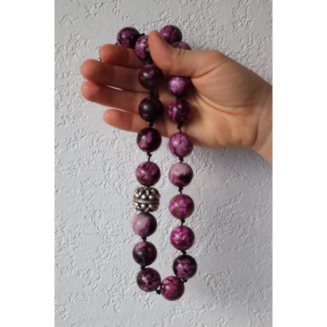Vintage
Materiali: Oro, Argento
Pietra preziosa: Charoite

Stile della catena: Perlina

Un raro pezzo modernista di Dian Malouf

Perline grandi di Charoite con fermaglio in argento.

Condit: Presenta un'usura poco o nulla visibile. Non marcate, non