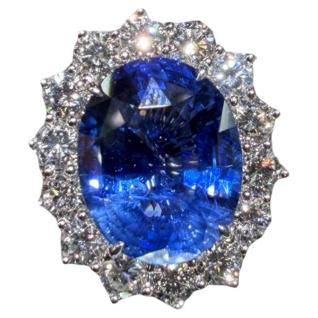 Dieser 14,74-karätige Ring aus natürlichem Ceylon-Saphir (No Heat) ist ein exquisites Meisterwerk in Farbe und Handwerkskunst, das die Romantik und das Prestige des königlichen Schmuckdesigns widerspiegelt. Der aus massivem 18-karätigem Weißgold