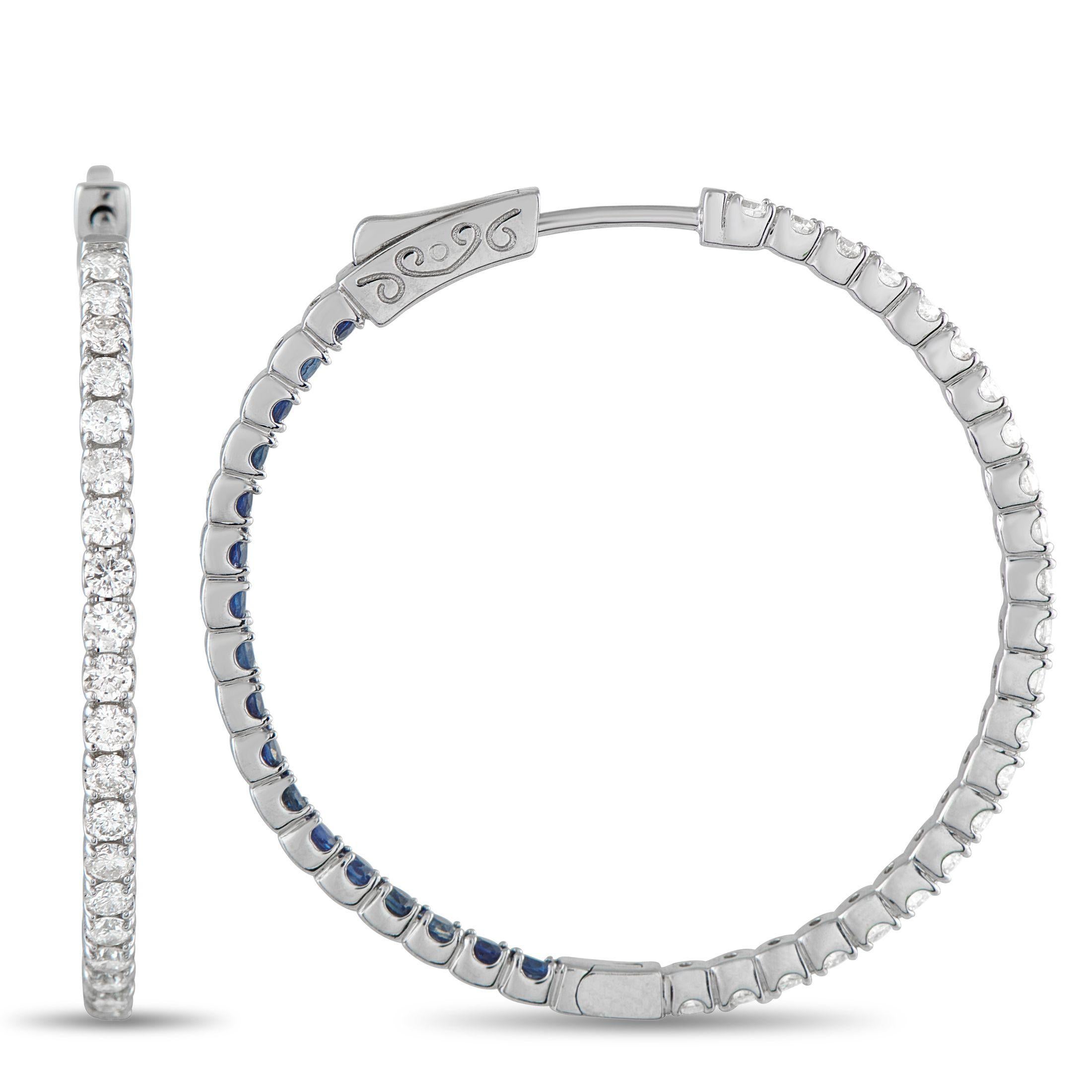 Bei diesen schillernden Inside-Out-Reifenohrringen treffen strahlend weiße Diamanten auf tiefblaue Saphire. Die Diamanten befinden sich an der äußeren Rundung jedes Reifs, während reiche Saphire und ihre königliche Schönheit den inneren Rand säumen.