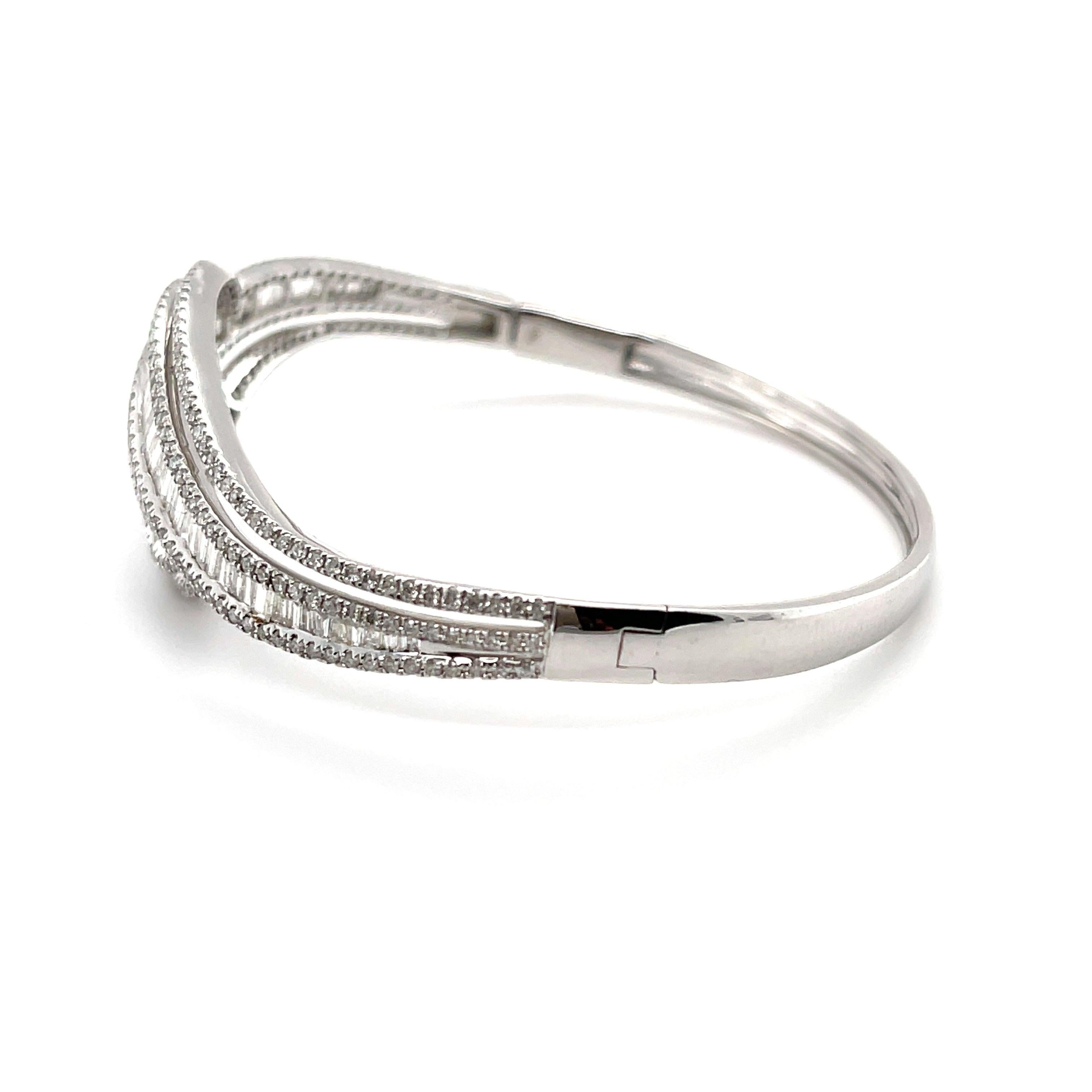 Contemporain Bracelet jonc « Diana » en or blanc 18 carats et diamants en vente