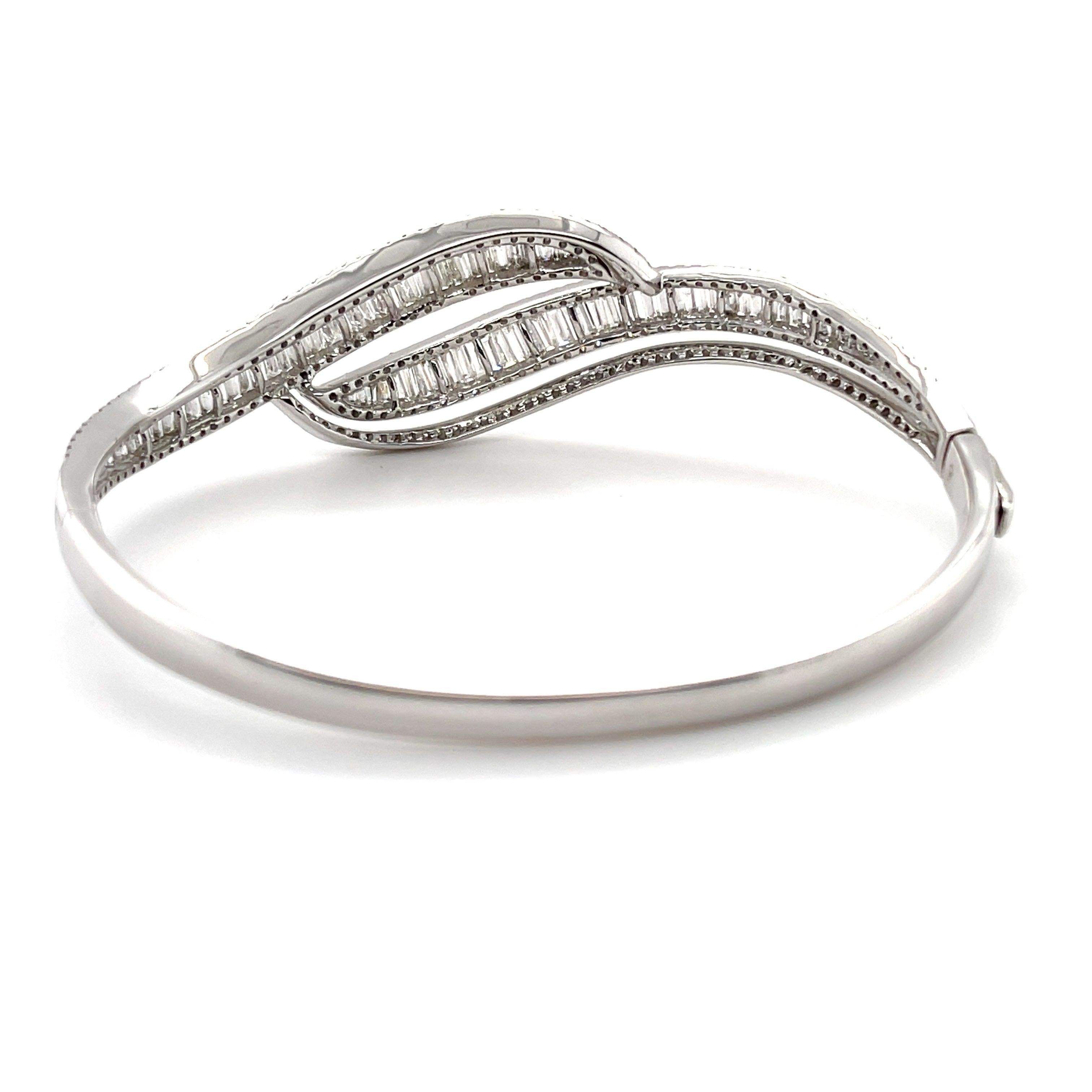 Taille navette Bracelet jonc « Diana » en or blanc 18 carats et diamants en vente