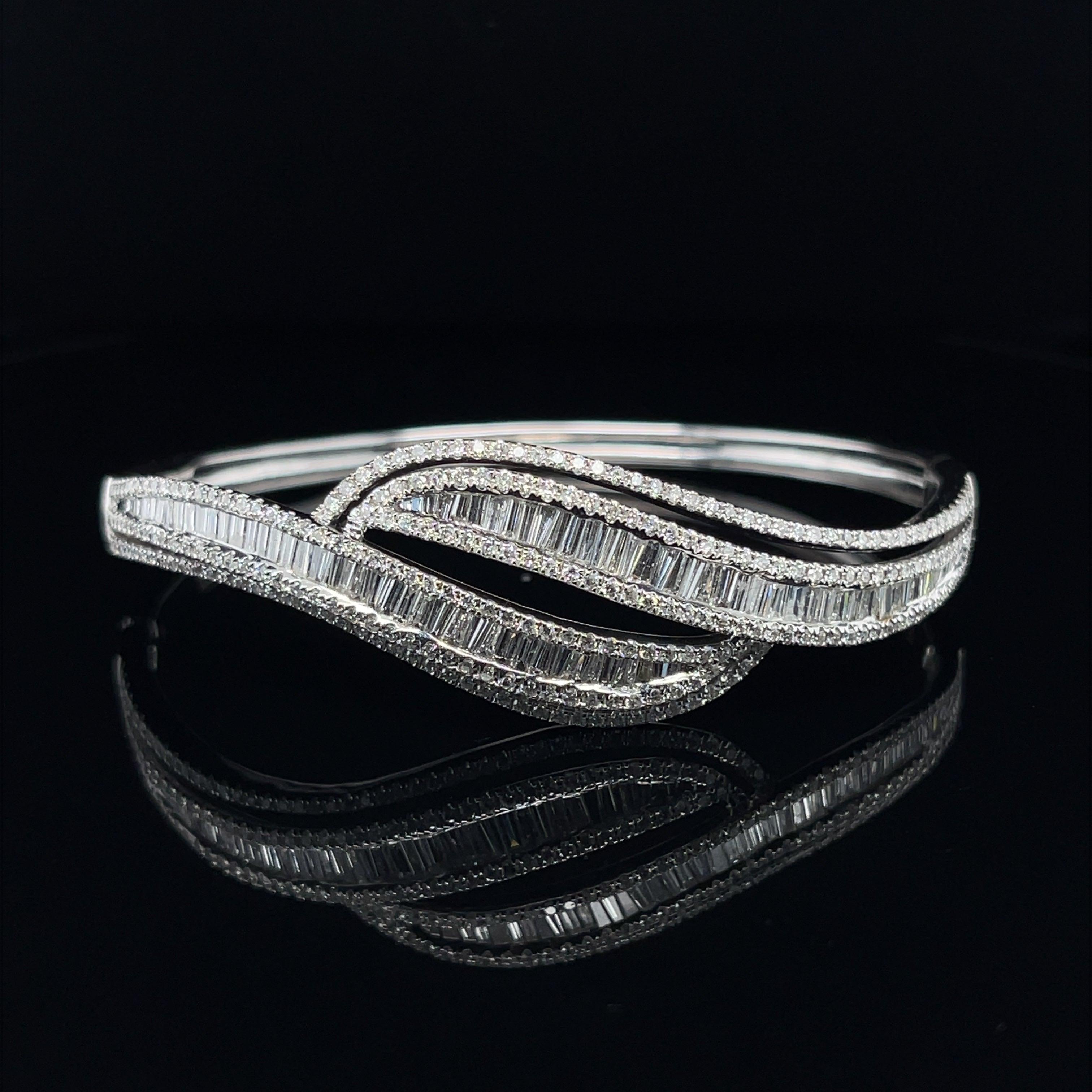 Bracelet jonc « Diana » en or blanc 18 carats et diamants Unisexe en vente