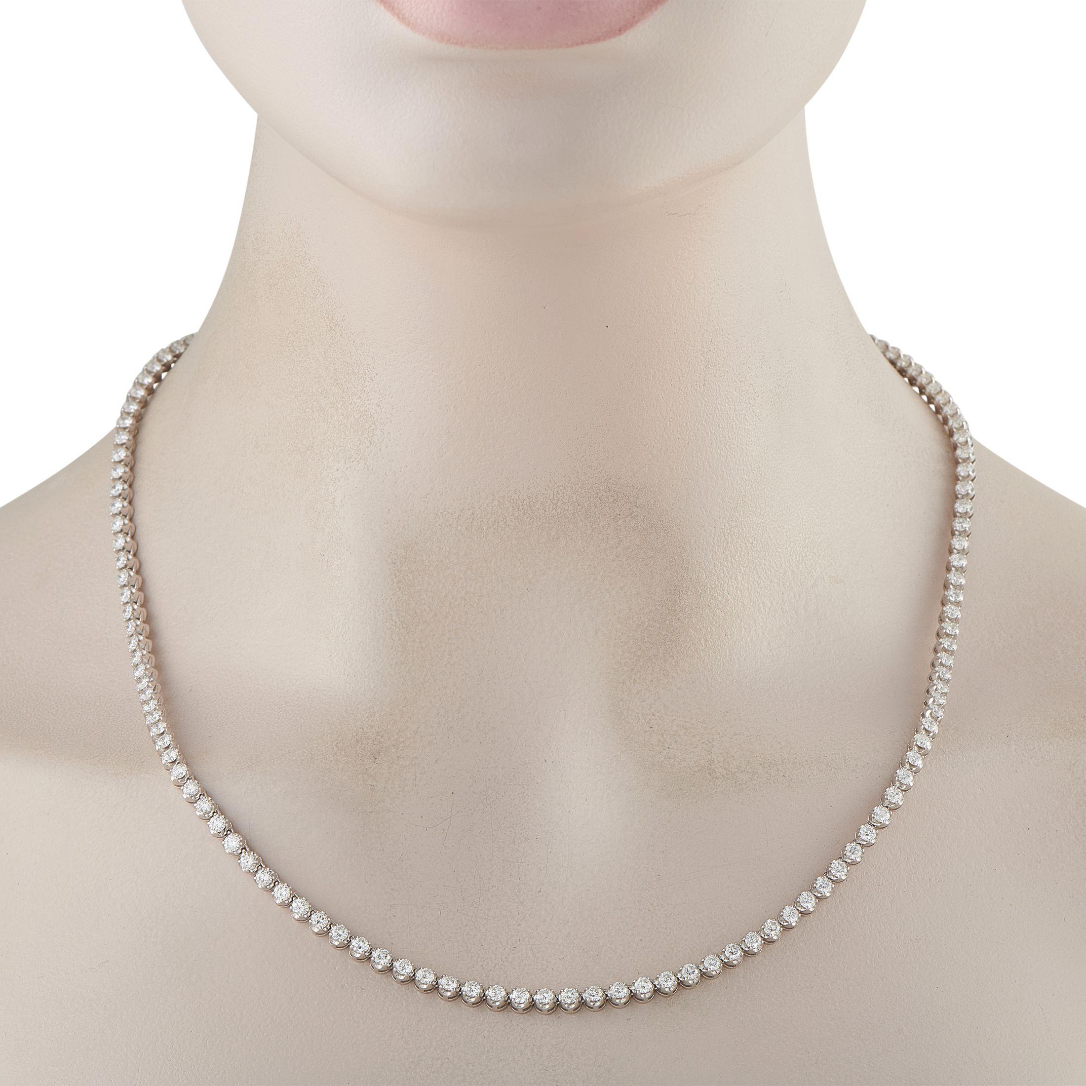 Una serie di diamanti scintillanti con un peso totale di 11,50 carati rendono questa collana tennis Diana di grande effetto. Il modo perfetto per aggiungere un tocco di brillantezza a qualsiasi occasione, misura 21 di lunghezza e include una