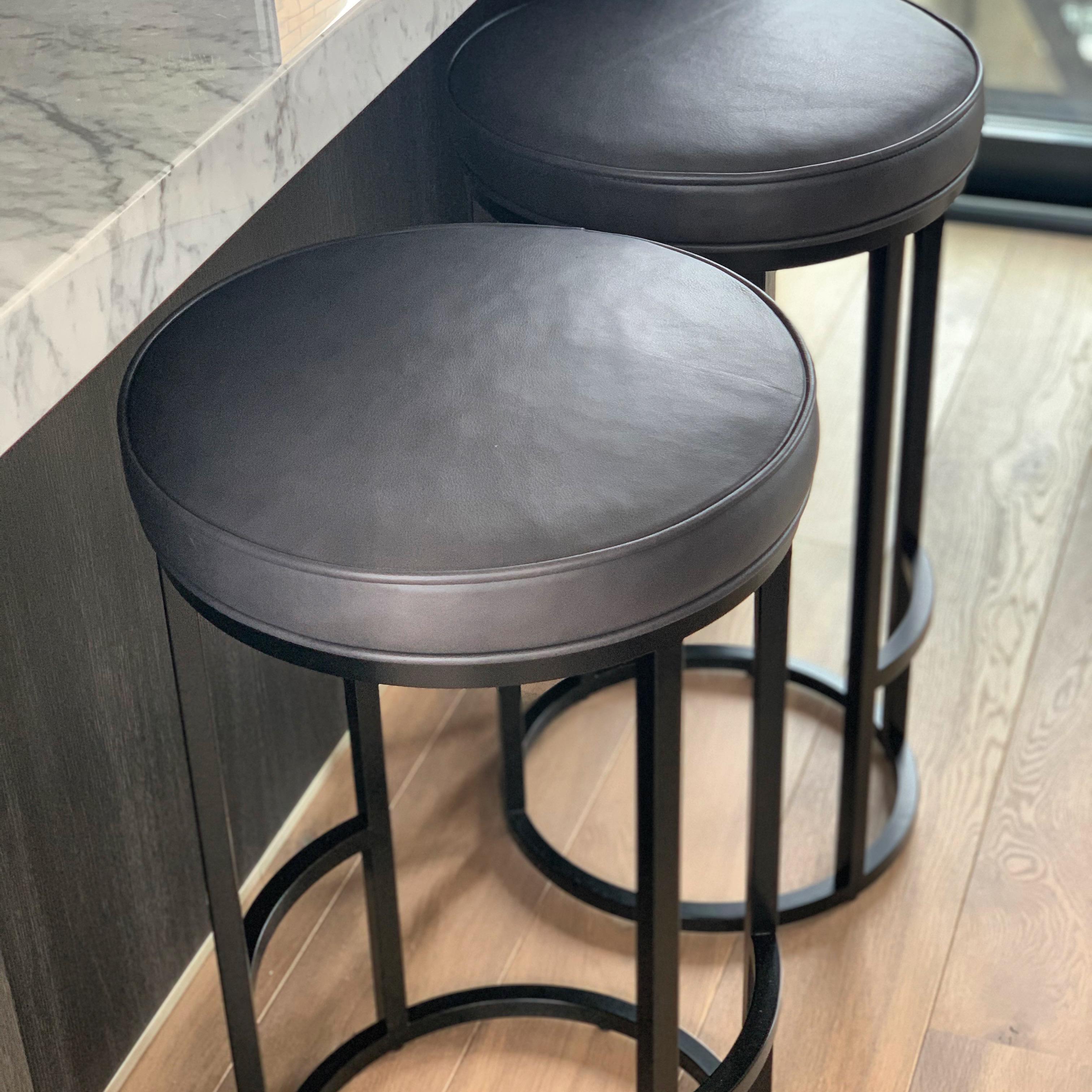 Diana Bar Stool Circular in Steel Powder-Coated and Leather For Sale 9