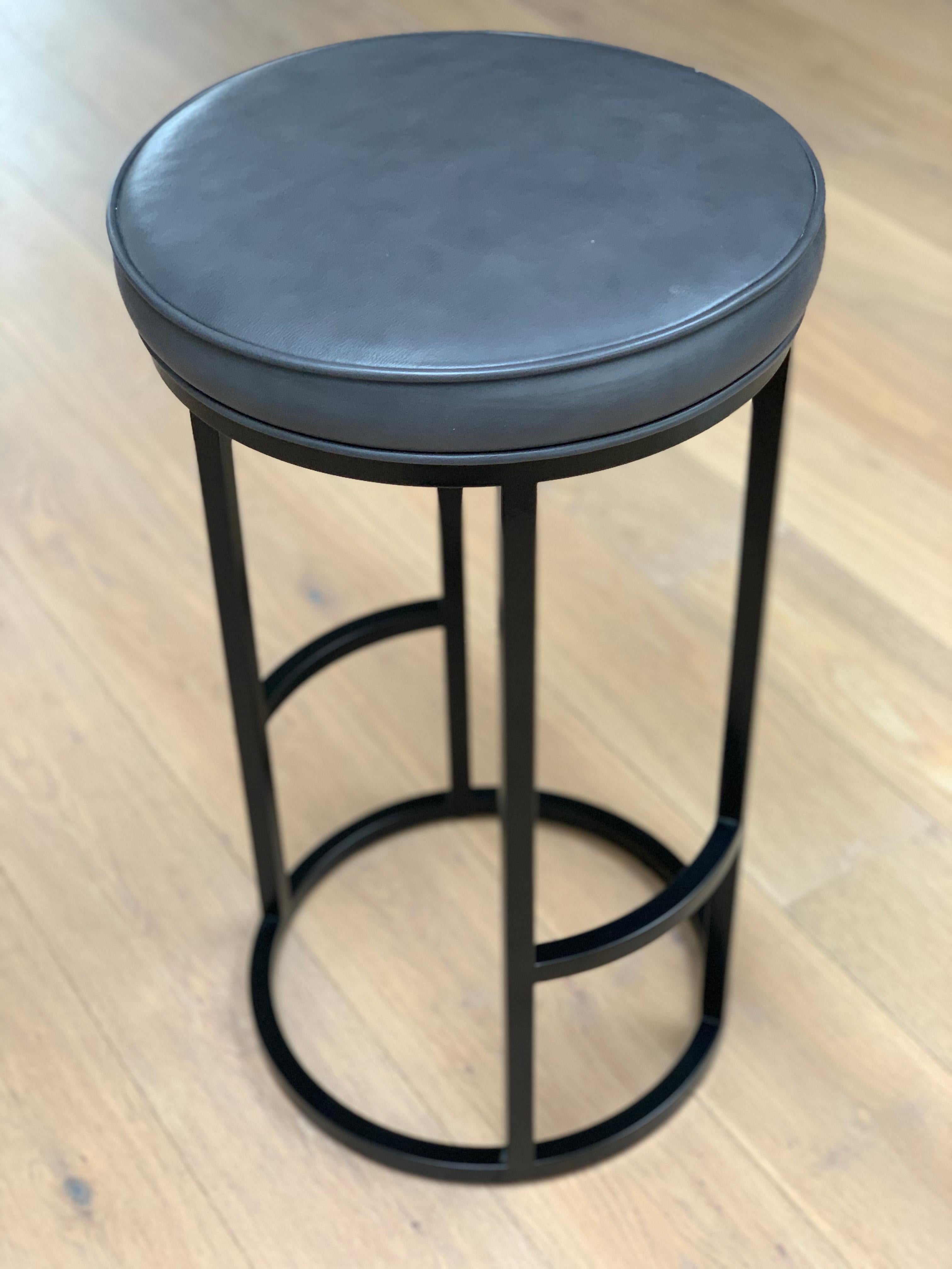 Diana Bar Stool Circular in Steel Powder-Coated and Mousse Anthracite Leather For Sale 2