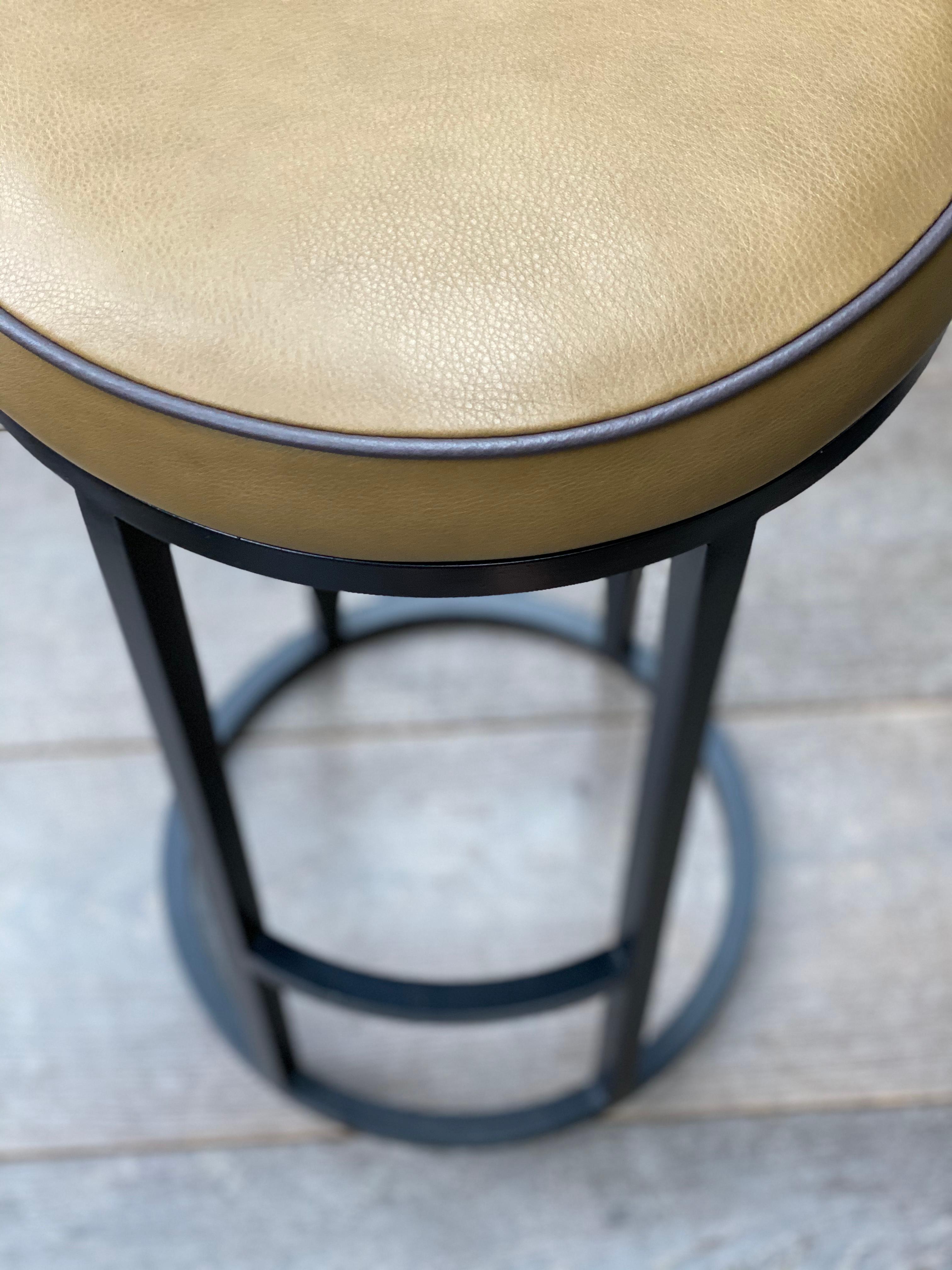 British Diana Bar Stool Circular in Steel Powder-Coated and Mousse Tan Leather For Sale