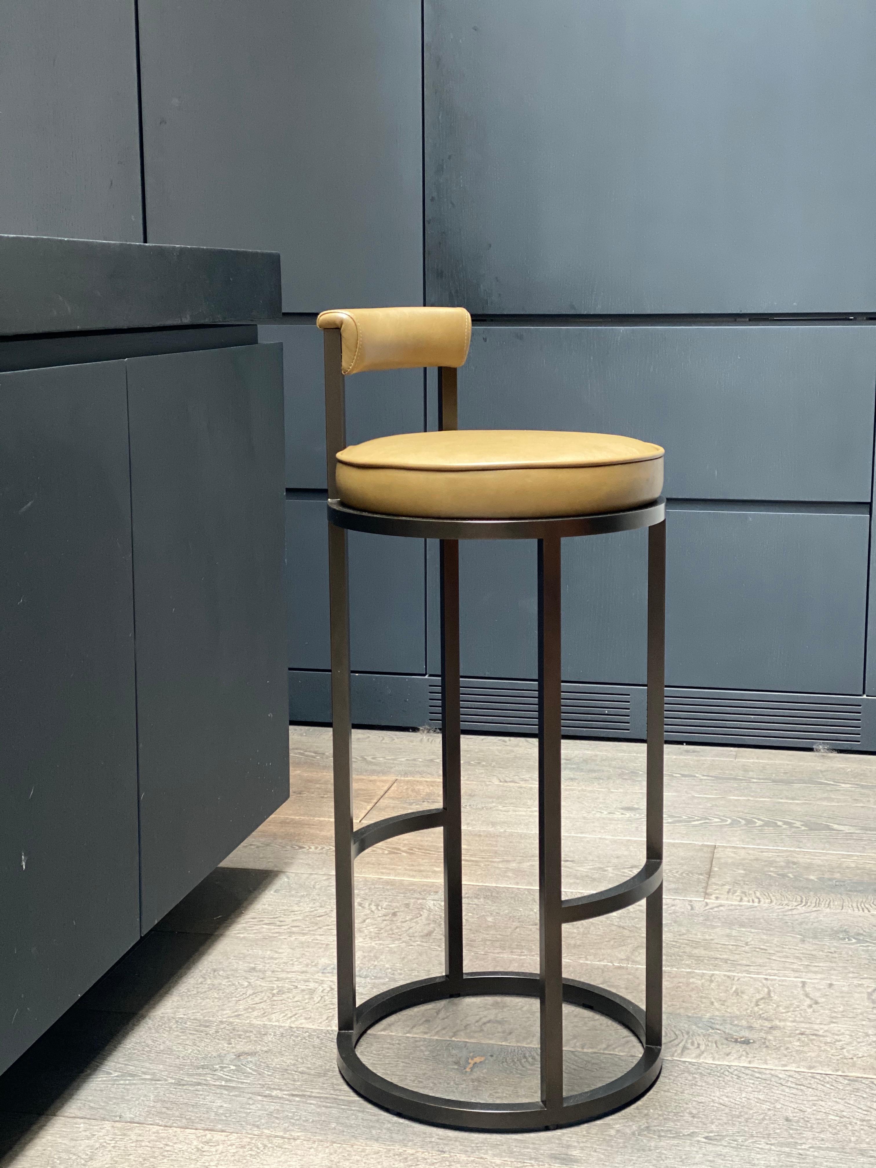 Diana Bar Stool Circular with Back Rest in Steel Powder-Coated & Mousse Leather For Sale 2