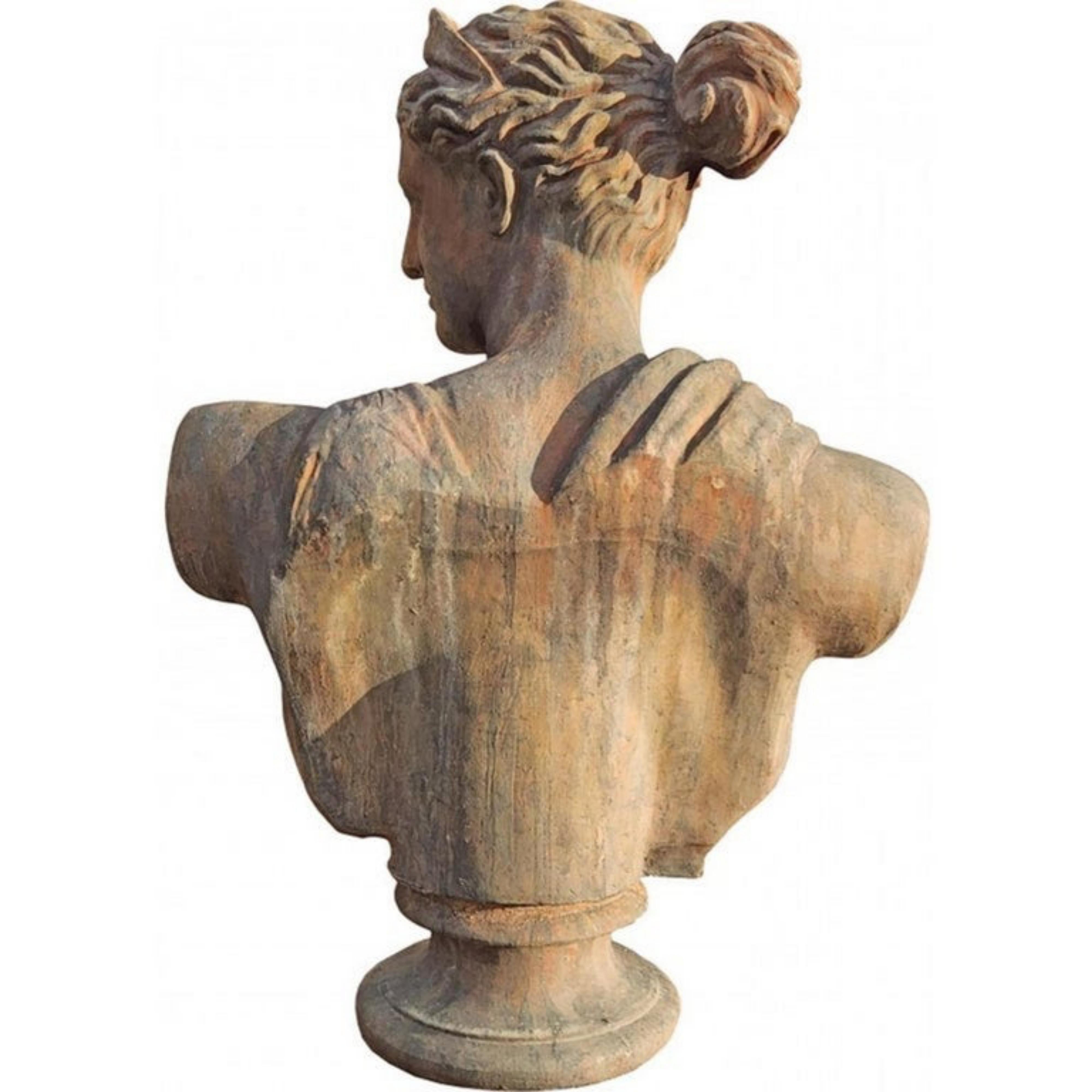 Diana Bust in Terracotta - Artemis of Versailles early 20th century.

Roman goddess of hunting.
Copy of the Roman statue of the Louvre 