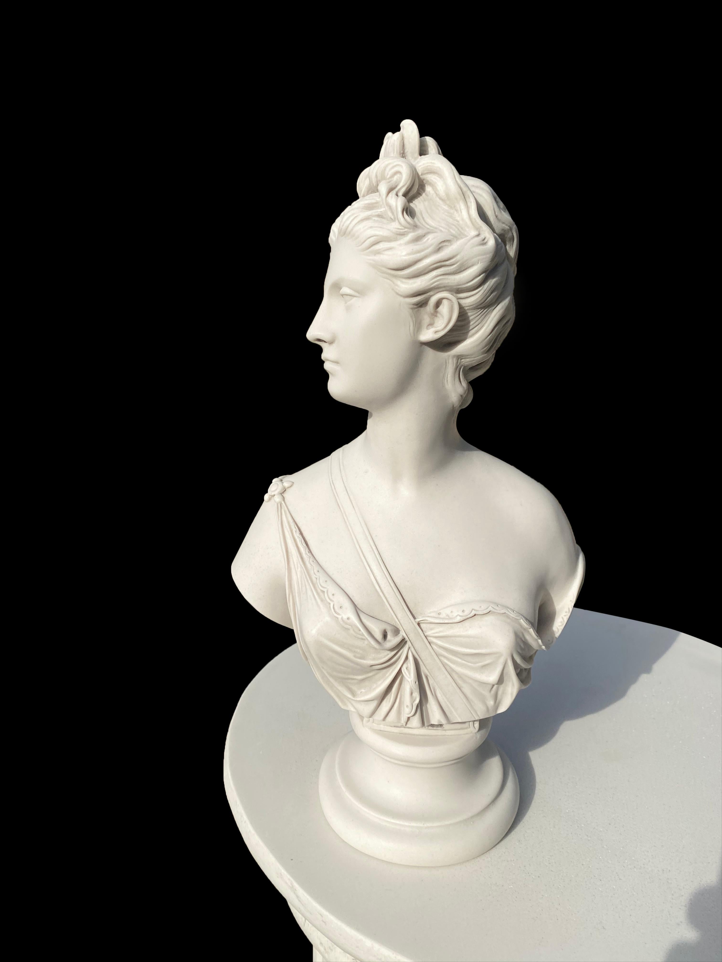 Scultura con busto di Diana - Classico del XX secolo in vendita 1