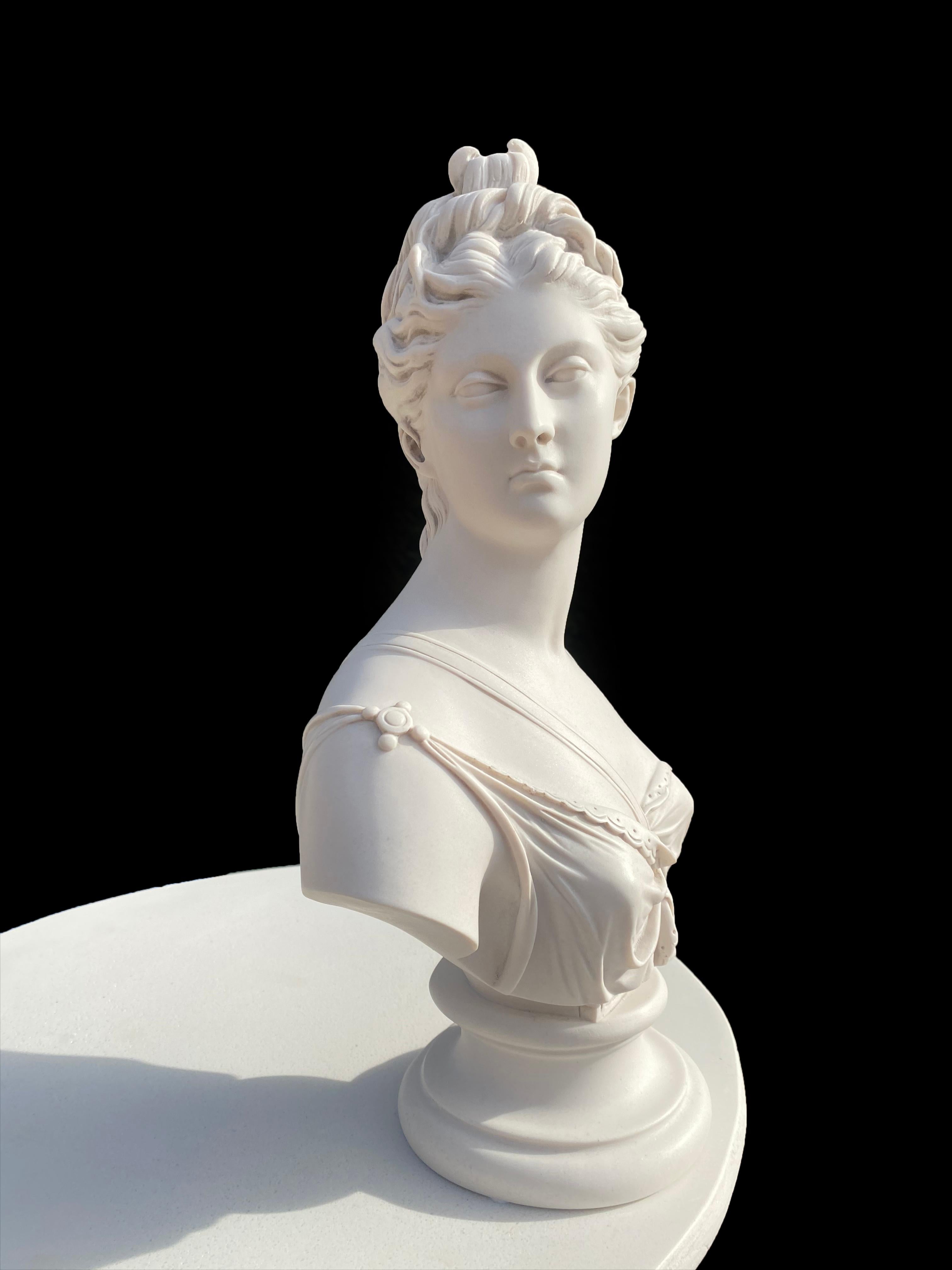 Scultura con busto di Diana - Classico del XX secolo in vendita 3