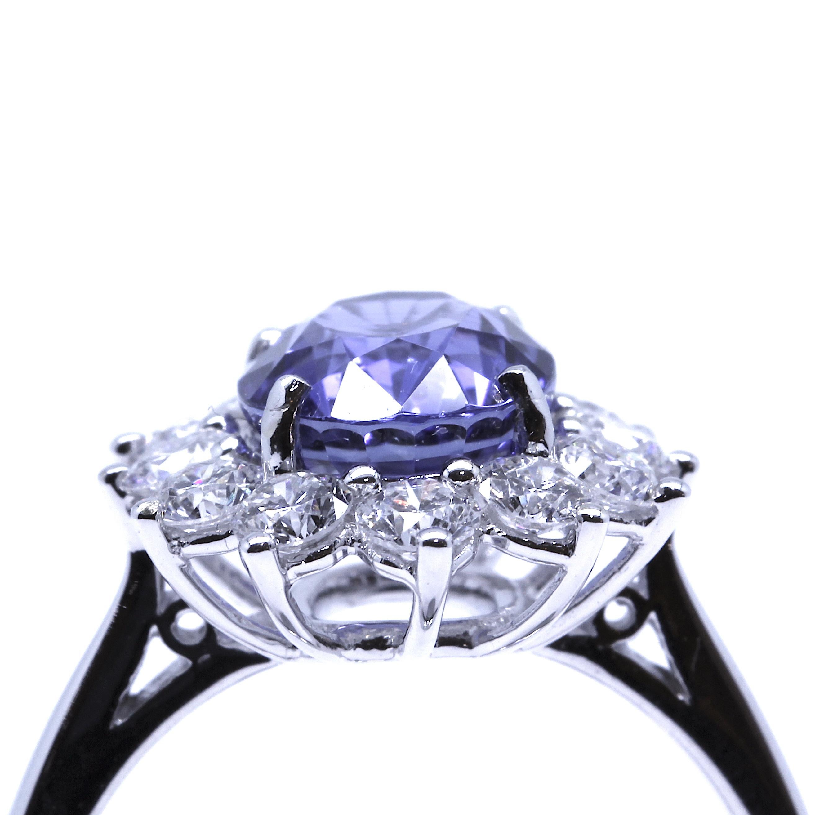 18 Karat White Gold Diana Ceylon Sapphire Diamond Engagement Ring In New Condition In Antwerpen, BE