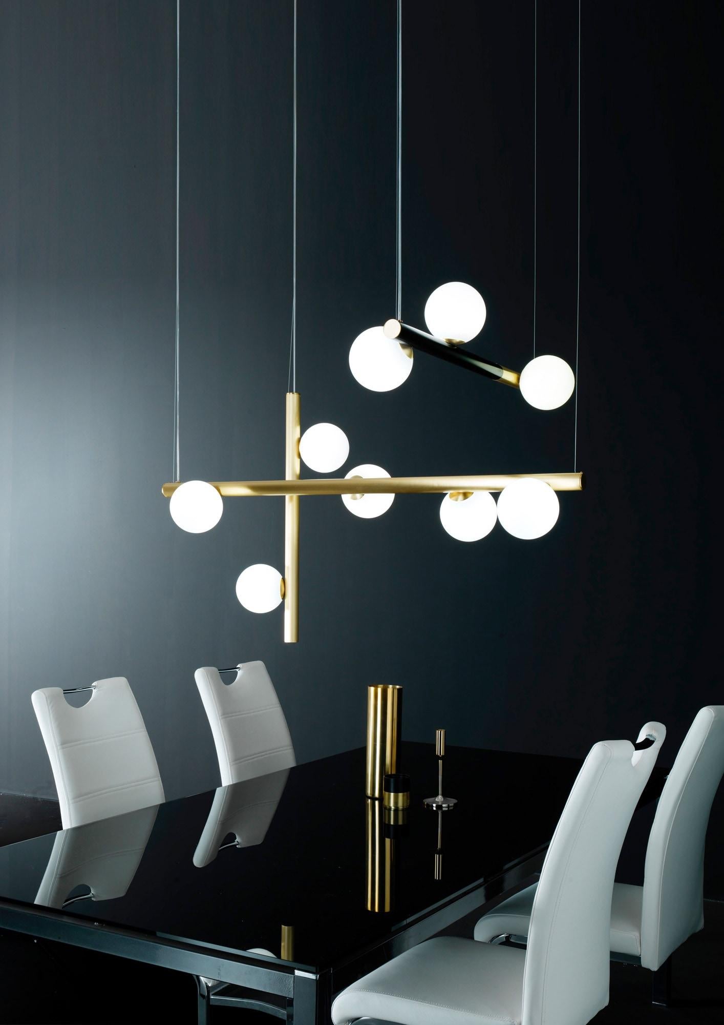 Customizable chandelier in length, layout (vertical or horizontal), and number of glass spheres. “Diana” is available in a single finish or in a double finish (Satin brass + Matt black). The glass spheres have our characteristic “Pulegoso” effect.
