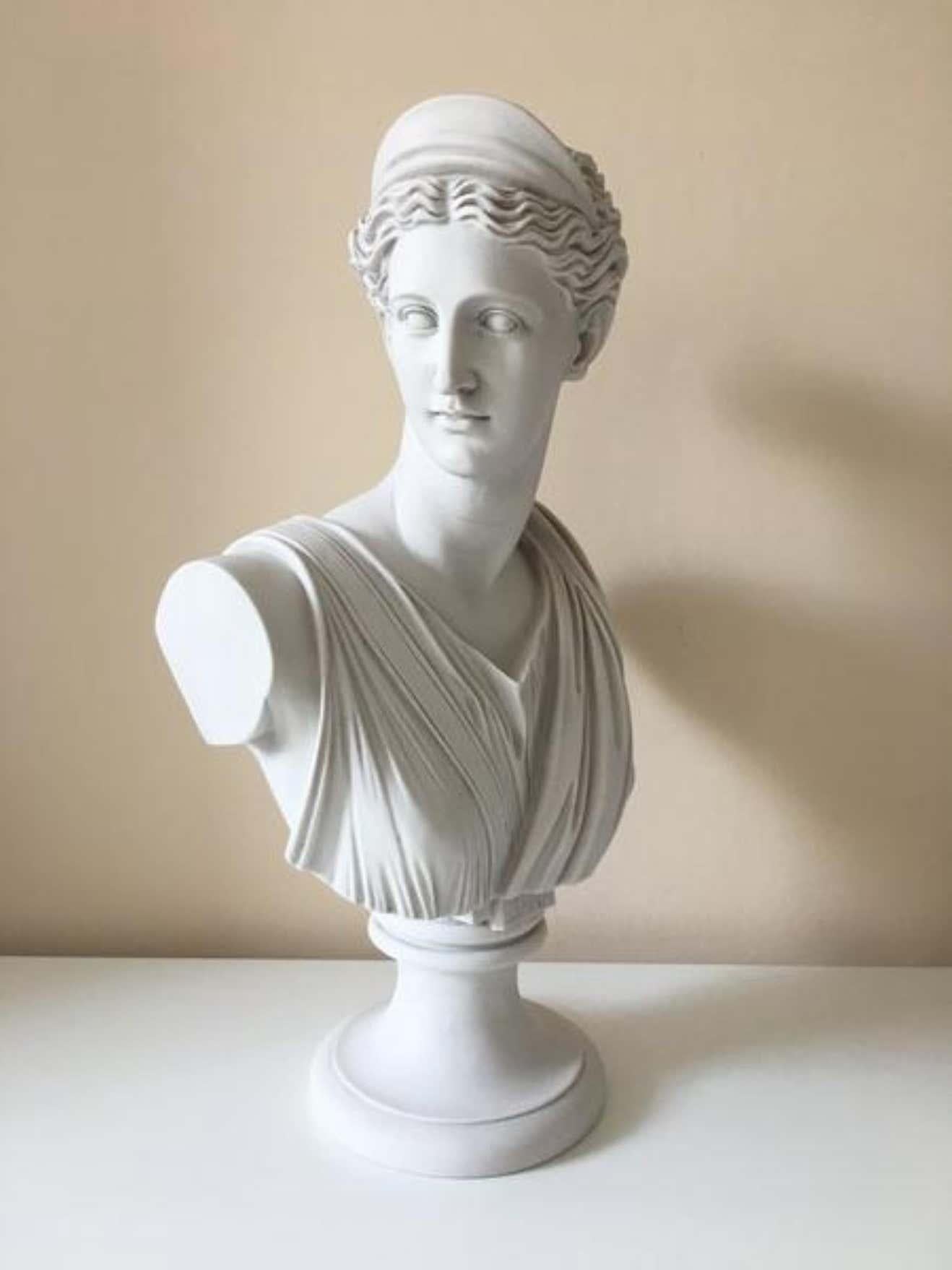 Diana Chasseresse Bust Sculpture, 20th Century In Excellent Condition In Southall, GB