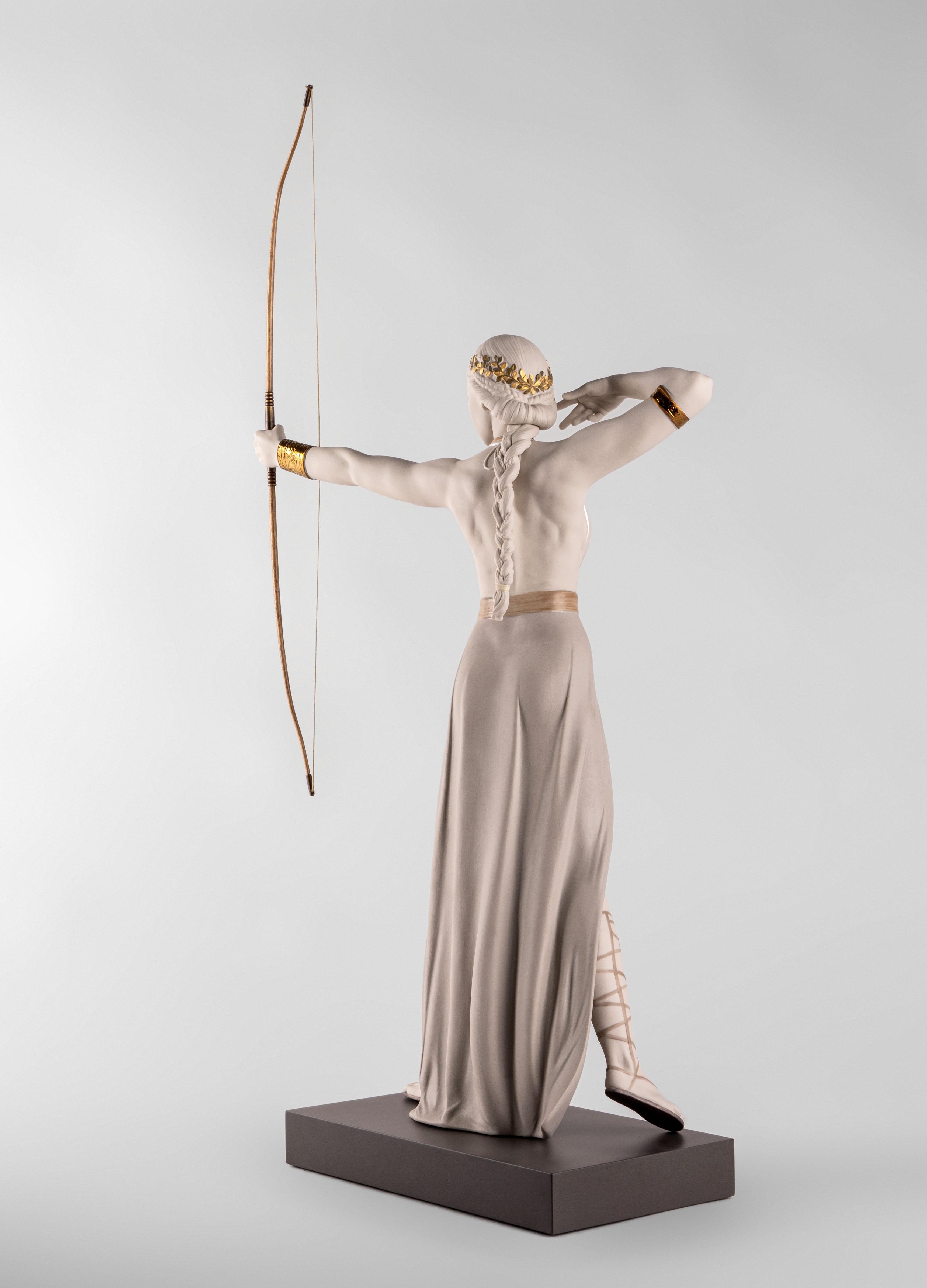 Scultura in porcellana raffigurante Diana, la mitica dea romana della caccia e protettrice della natura e della luna. Questa raffigurazione della dea Diana è realizzata in porcellana. In questa imponente creazione sta tirando con arco e freccia,