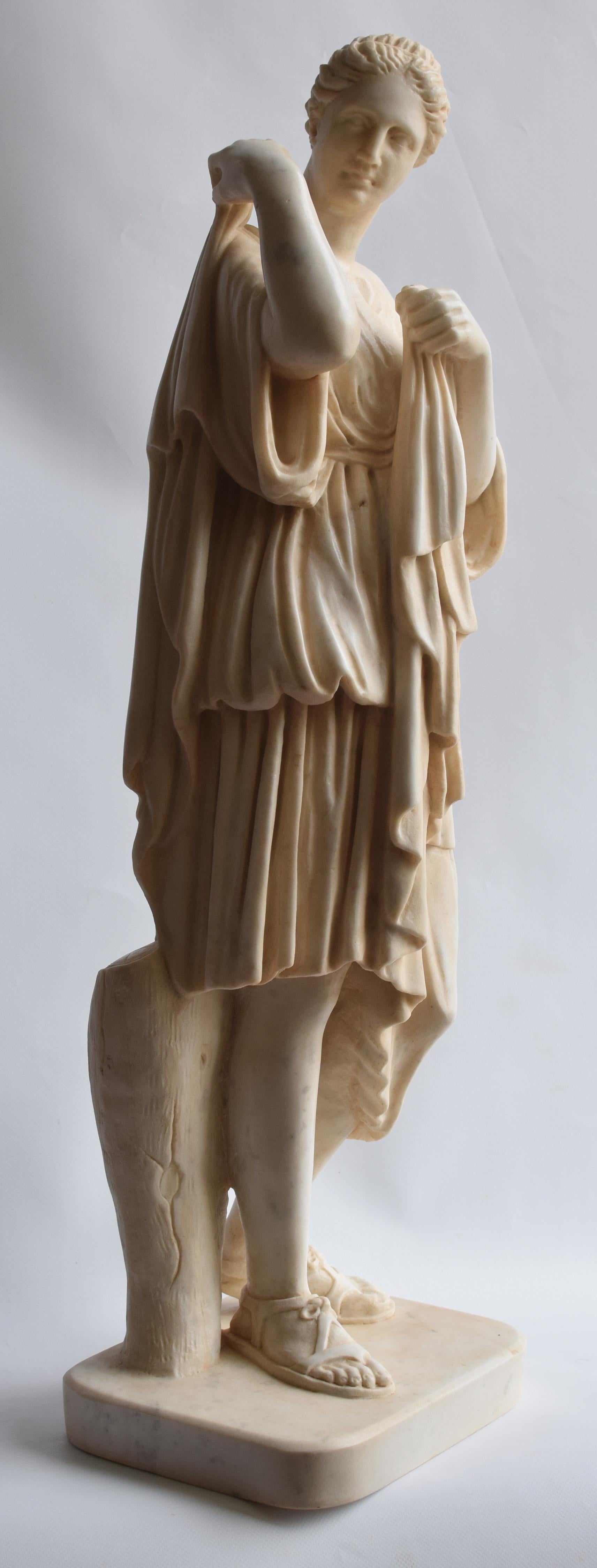 Romain classique Diana Gabii, sculpture sur marbre blanc de Carrare, fabriquée en Italie en vente