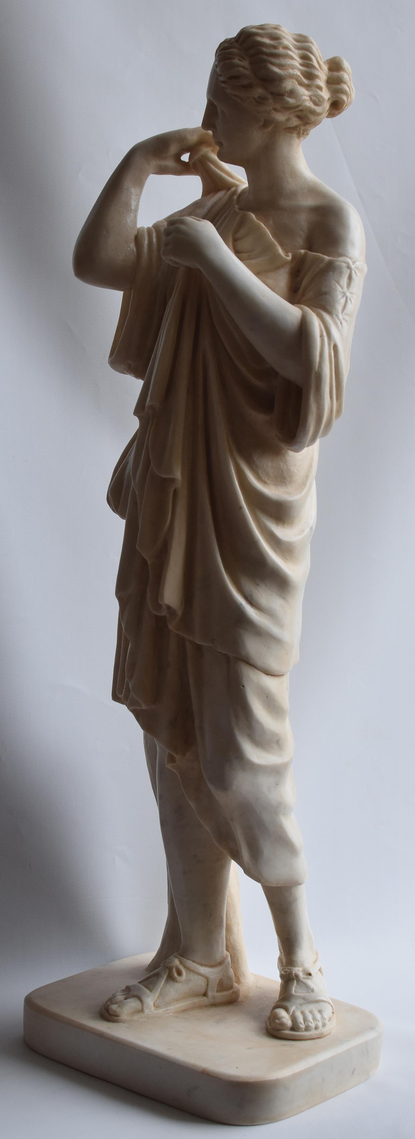 Fait main Diana Gabii, sculpture sur marbre blanc de Carrare, fabriquée en Italie en vente