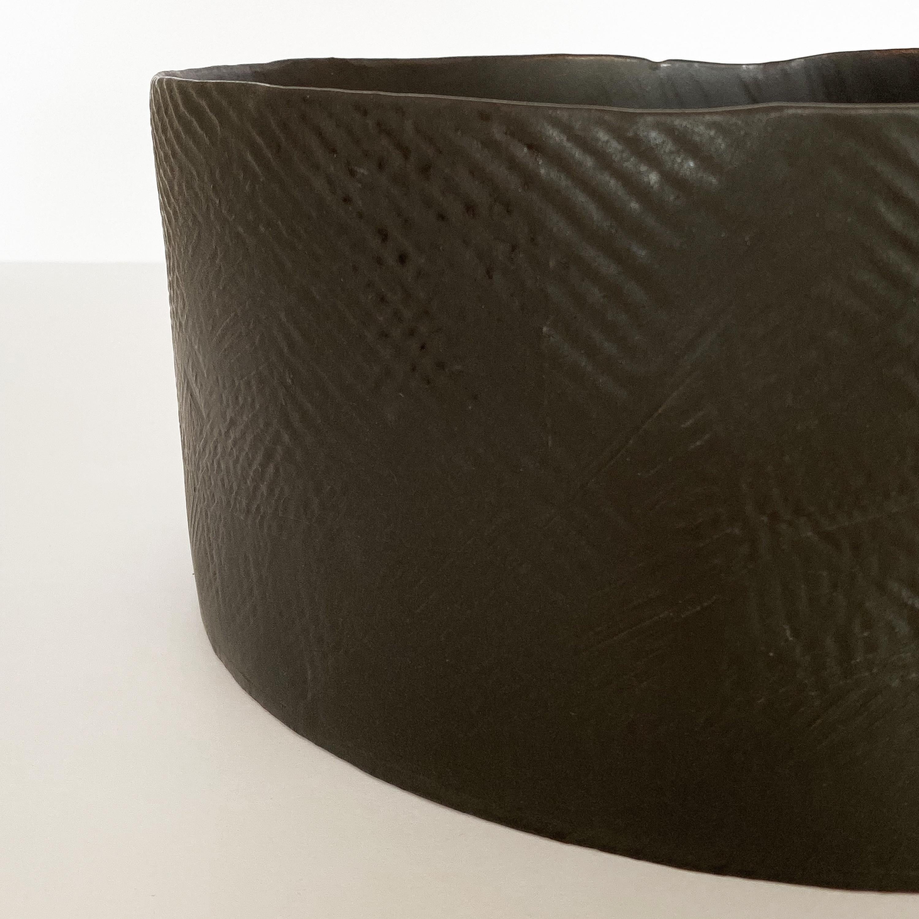 Diana Gillispie Textured Black Glazed Ceramic Centerpiece Bowl In Excellent Condition In Chicago, IL