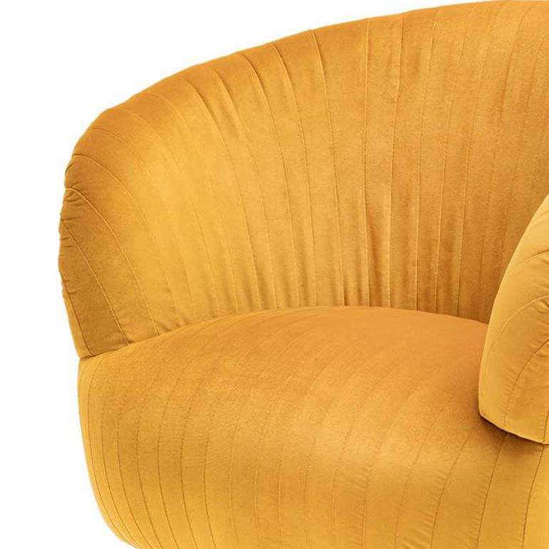 Armchair Diana Honey with structure in solid wood,
upholstered and covered with honey soft velvet. With
feet in steel in gold finish. Also available in other colors
on request.