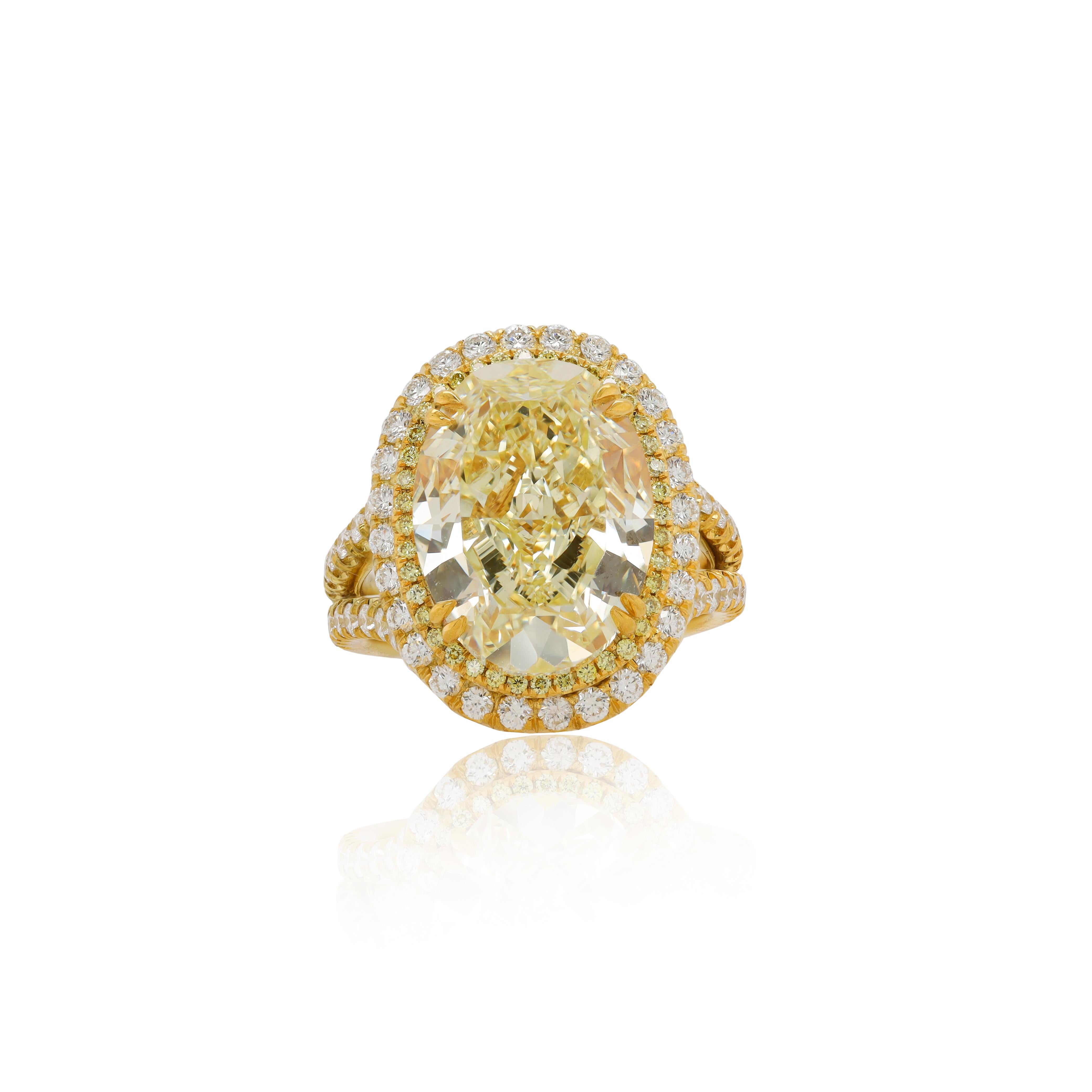 Diana M. 10.14 ct oval cut Diamond FY VS surrounded by 2.00ct of halo  In New Condition For Sale In New York, NY