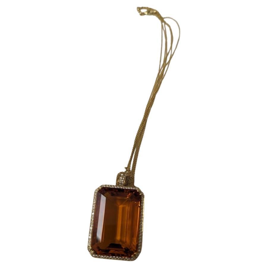 Pendentif en or jaune 18kt contenant une citrine de 109,50 ct de taille émeraude au centre et des diamants ronds autour d'elle