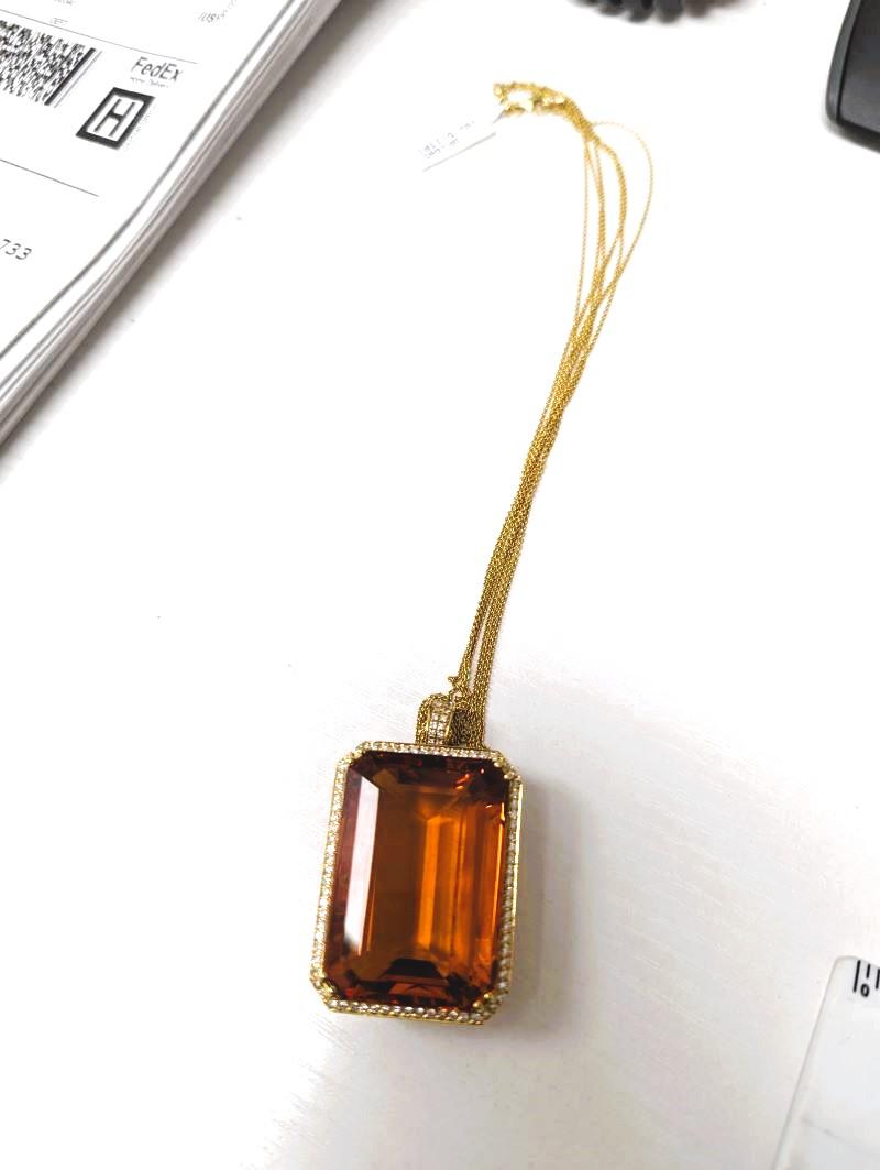 Taille émeraude Diana M. 109,50 CT. Pendentif Citrin Diamond Emerald Cut. Or jaune 18K en vente