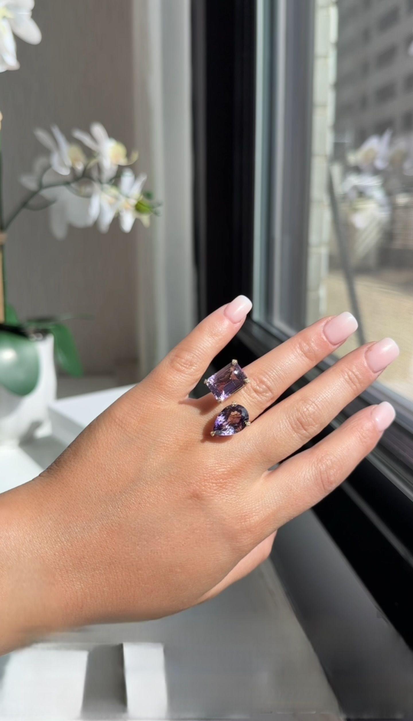 Anello a due pietre in oro bianco, giallo e rosa 18 carati con ametista taglio pera e smeraldo da 11,10 carati e 
0,10 carati di diamanti rotondi.
Diana M. è un fornitore leader di gioielli di alta qualità da oltre 35 anni.
Diana M è un negozio
