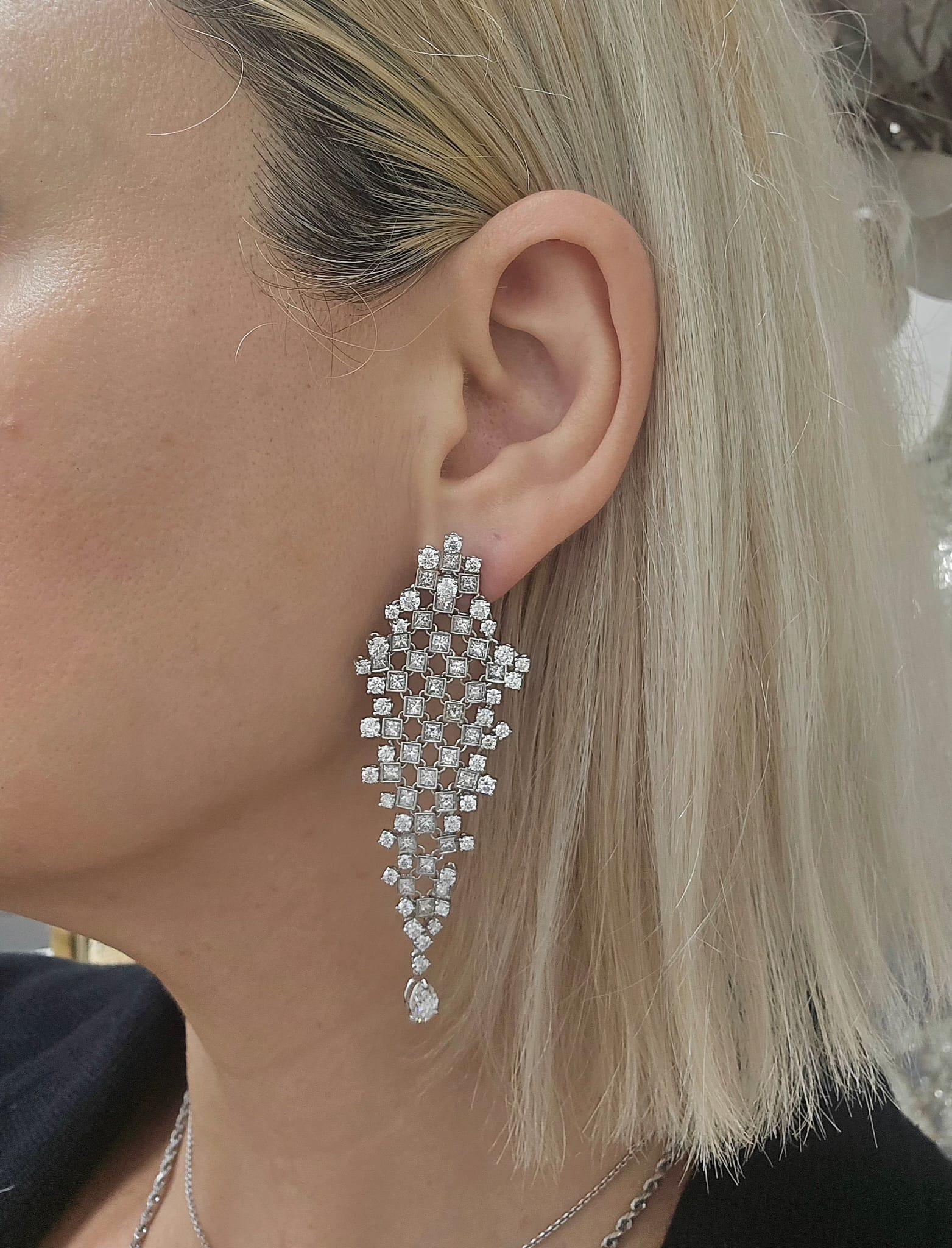 Taille ronde Diana M. Boucles d'oreilles chandelier en diamants de 11,60 carats en vente