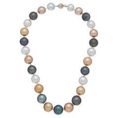 Diana M. 14 kt white gold pearl necklace adorned with 9-14 mm white and yellow 