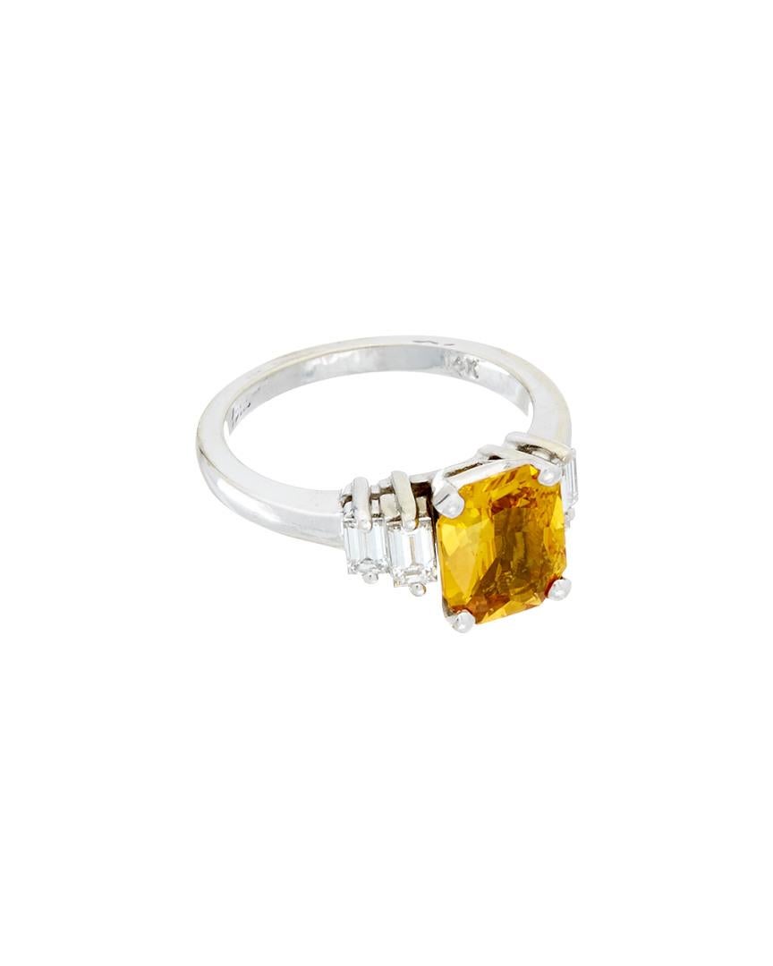 Ring aus 14 kt Weißgold mit gelbem Saphir und Diamanten, mit einem gelben Saphir im Smaragdschliff von 2,36 ct in der Mitte und vier Diamanten im Baguetteschliff an der Seite von insgesamt 0,55 ct tw.
Diana M. ist seit über 35 Jahren ein führender