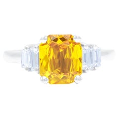 Diana M. Or blanc 14 carats jaune  Bague en saphir et diamants au centre 2,36 carats 