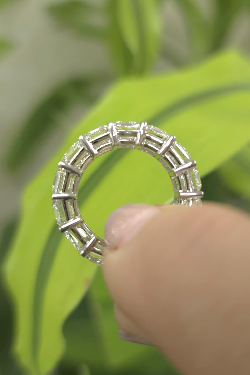 da uomo o donna Diana M. 14.23 carati. Fascia di diamanti a forma di eternità in platino  Taglio smeraldo in vendita