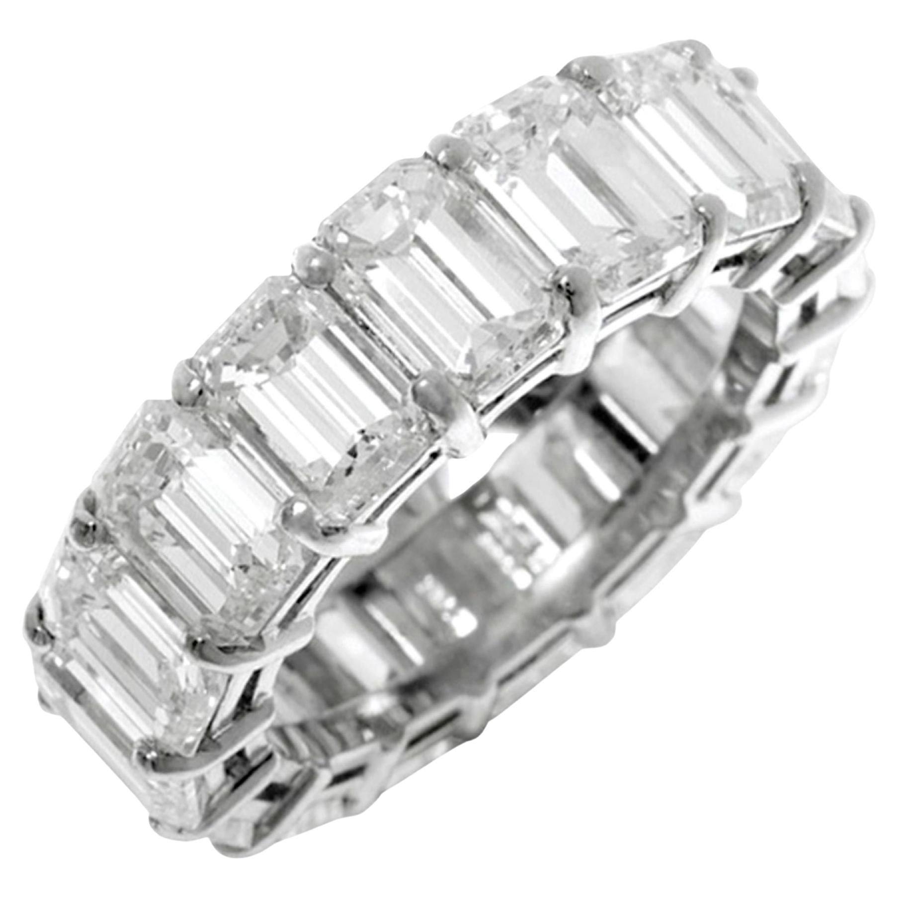 Diana M. 14.23 carati. Fascia di diamanti a forma di eternità in platino  Taglio smeraldo in vendita