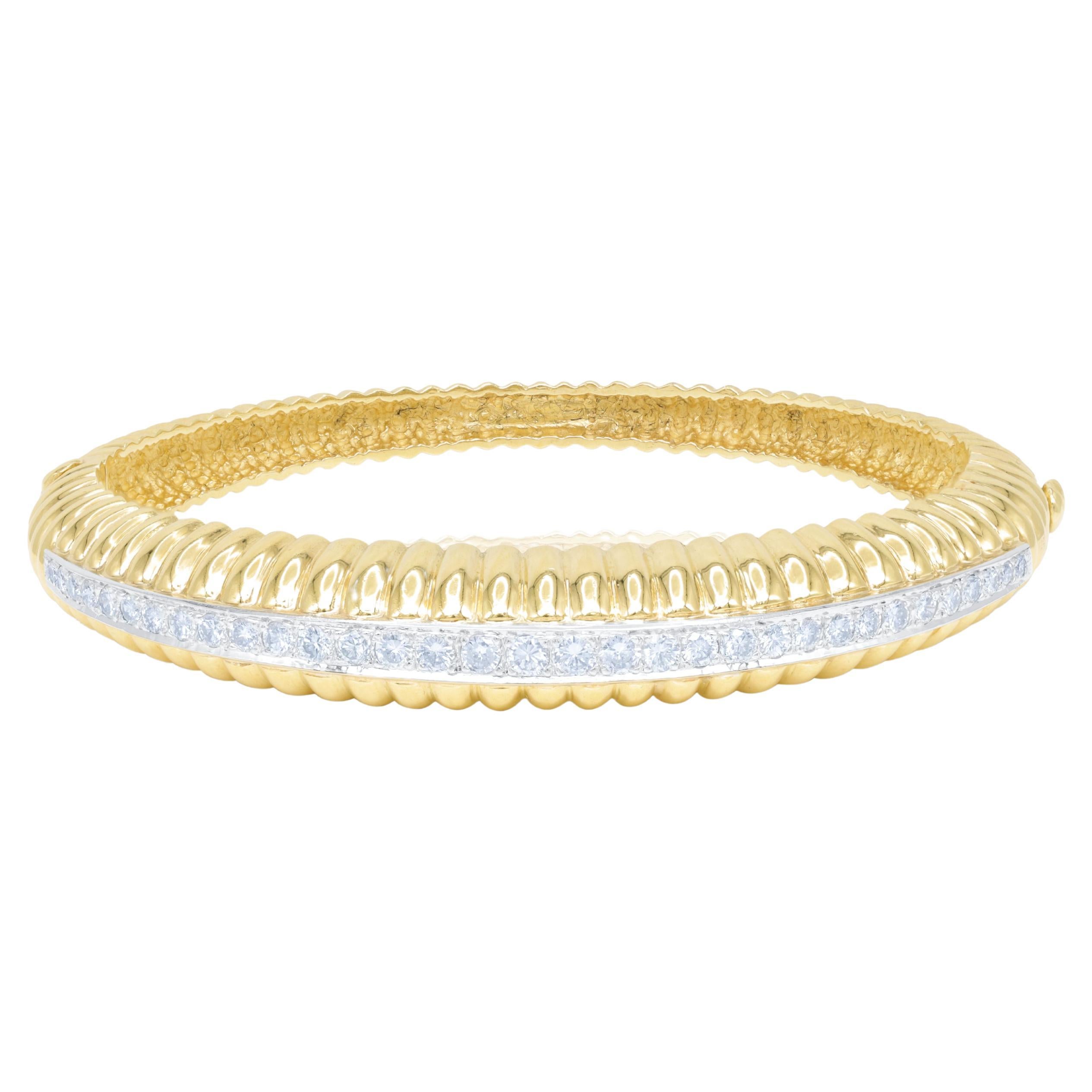 Diana M 1.60cts Fashion Diamond Bangle Bracelet For Sale