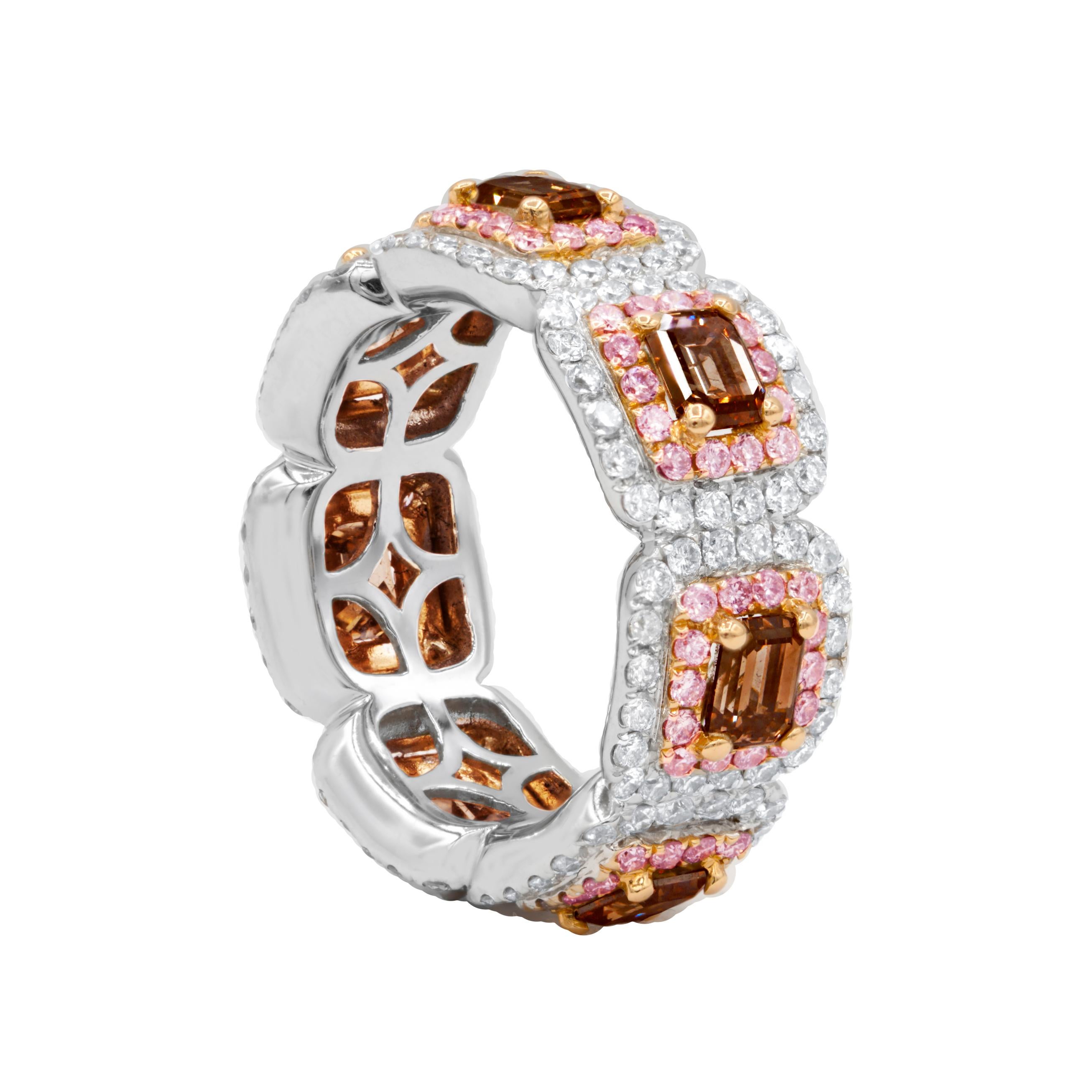 18 kt Weiß- und Roségold-Diamantenband für die Ewigkeit mit 4,39 Karat Diamanten und 3,50 Karat braunen Diamanten  (7 braune Diamanten im Smaragdschliff).
Diana M. ist seit über 35 Jahren ein führender Anbieter von hochwertigem Schmuck.
Diana M ist