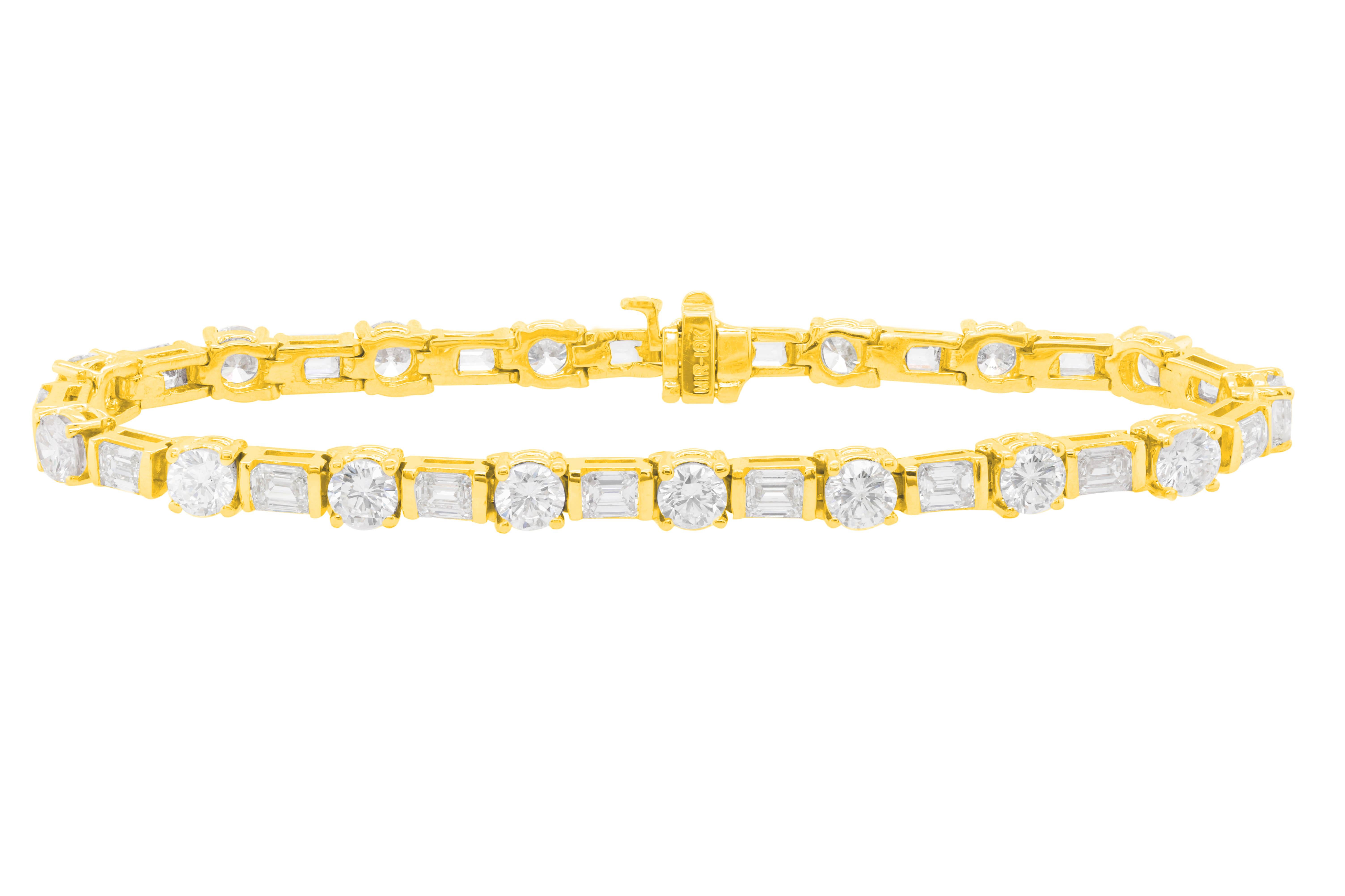 Diamant-Tennisarmband aus 18 kt Gelbgold mit 10,00 cts tw abwechselnd horizontal gefassten Diamanten im Baguetteschliff und runden Diamanten (34 Steine)
Diana M. ist seit über 35 Jahren ein führender Anbieter von hochwertigem Schmuck.
Diana M ist