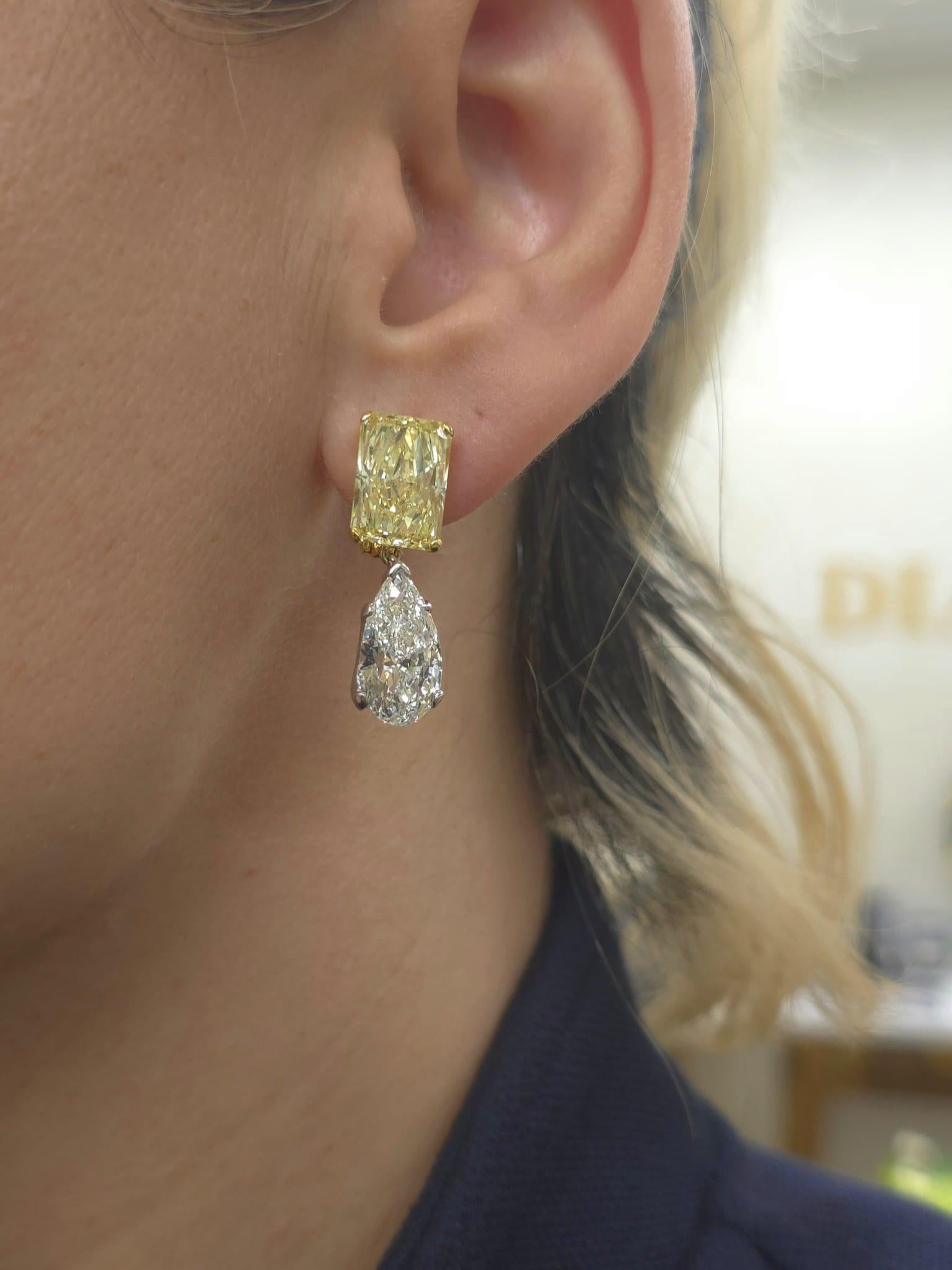 Diana M. Boucles d'oreilles pendantes en or blanc et jaune 18 carats avec une valeur de 21,4 carats en vente 3