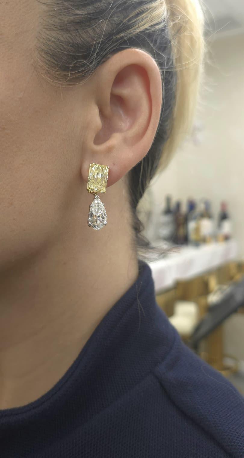 Diana M. Boucles d'oreilles pendantes en or blanc et jaune 18 carats avec une valeur de 21,4 carats en vente 4