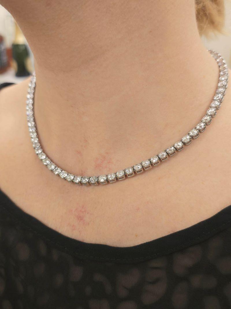 Taille ronde A&M. Collier de tennis en or blanc 18 carats, 16