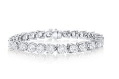 Diana M. 18 kt white gold 3 prong diamond tennis bracelet adorned with 13.00 cts