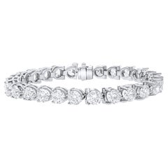 Diana M. 18 kt white gold 3 prong diamond tennis bracelet adorned with 5.60 cts