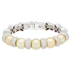 Bracciale Diana M in oro bianco 18 kt con 3,30 carati di diamanti e 11-12 mm di perle