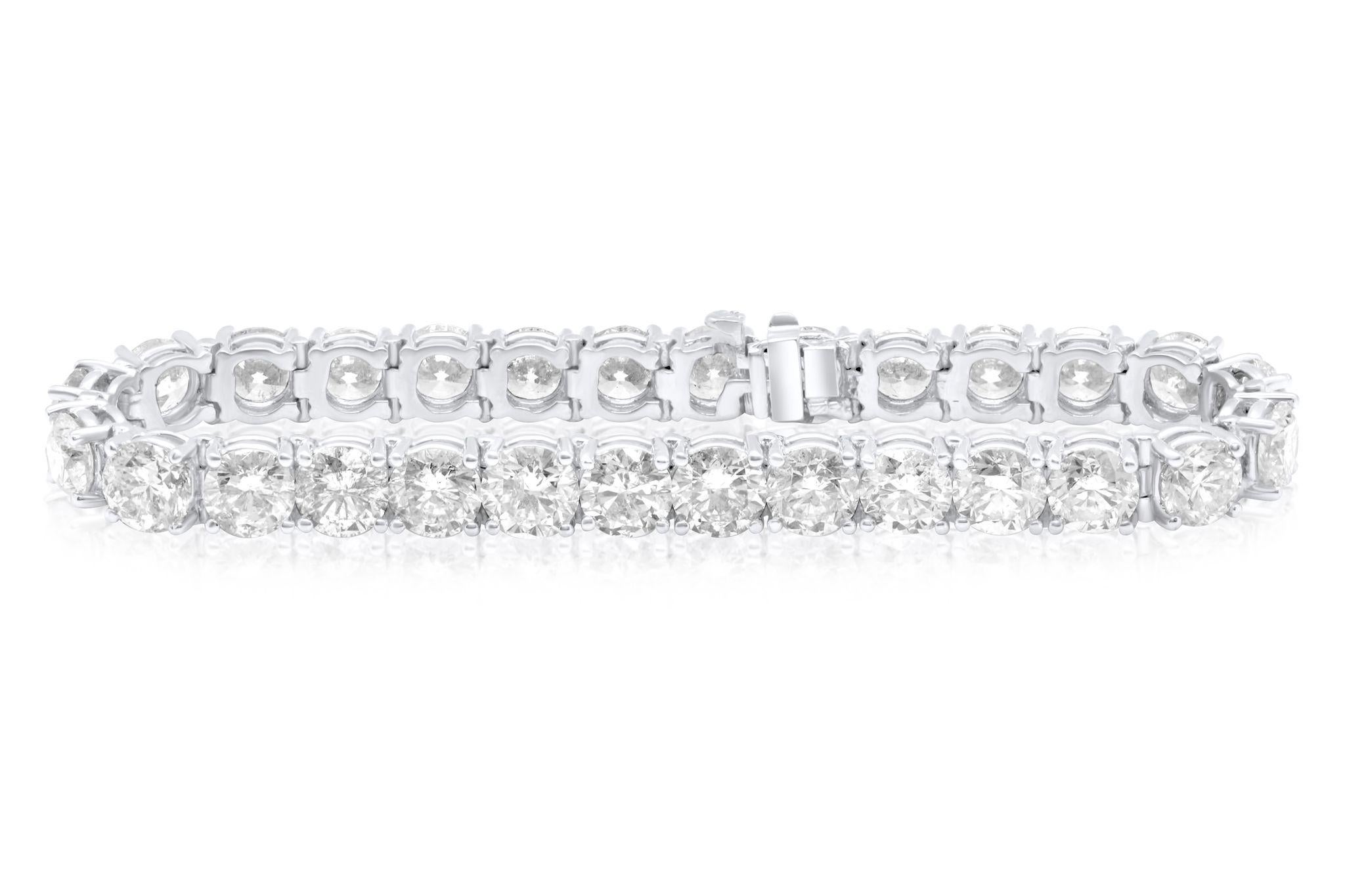 18 kt white gold 4 prong diamond tennis bracelet  15.00 cts tw of round diamonds 0.41 each carat.
